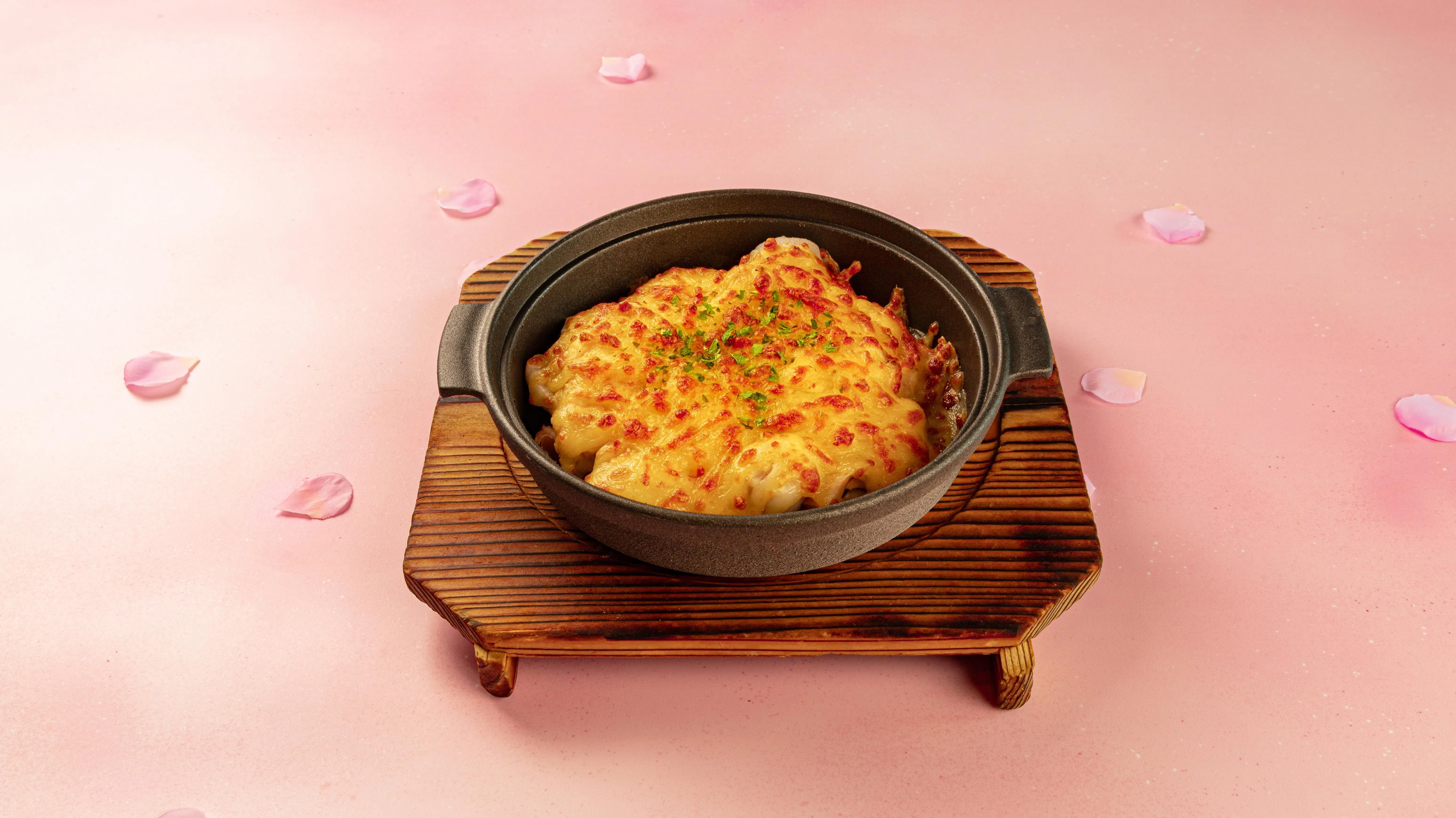 三文鱼莲藕焗烤以三文鱼搭配莲藕、韭葱与山药，配以奶油芝士焗烤，口感丰富。（餐馆提供）