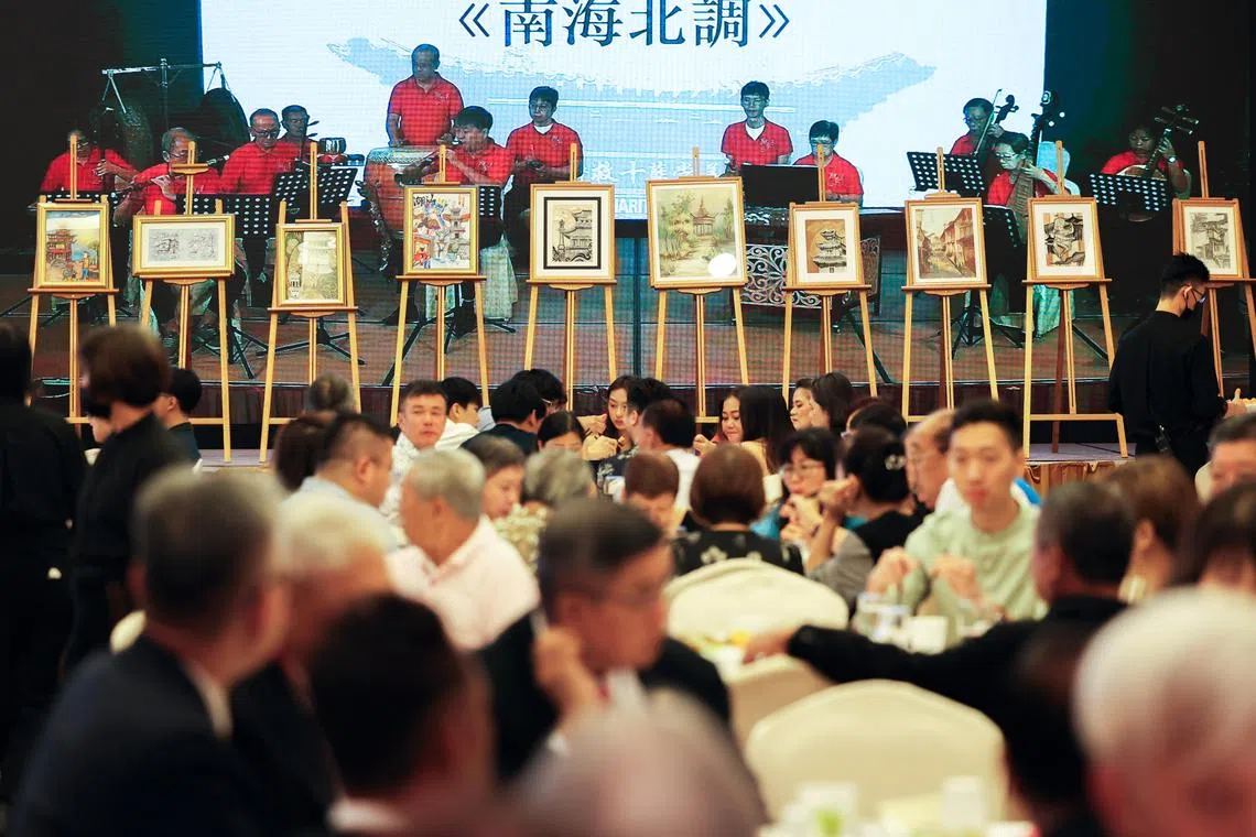蓝十总会首届善堂文化艺术展览的十幅获奖作品，在庆典晚宴上竞拍，所得归入蓝十慈善基金。（何家俊摄）