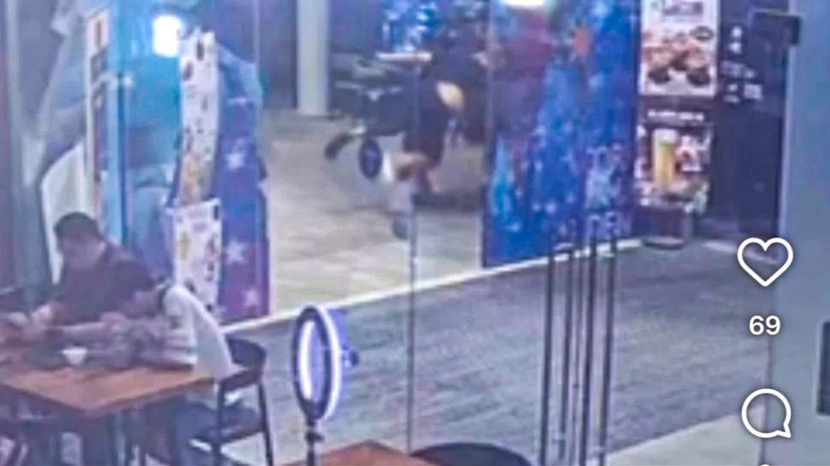 聚悦市场部总监沈燕琳受访时说，男子疑因不满要为矿泉水付2元5角，就对员工拳打脚踢。（取自社交媒体）