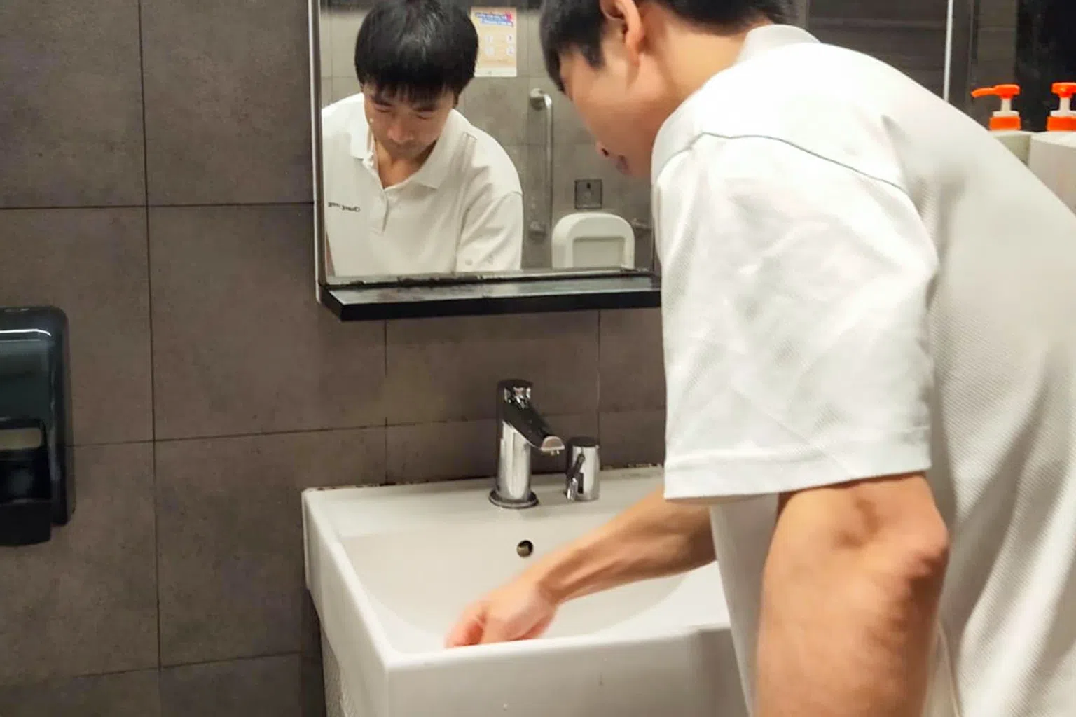 清洁工王炳创发现公共卫生意识有所提升，更多人在洗手或漱口后，不会随意甩水，并且会冲干净洗手盆。（图/受访者提供）