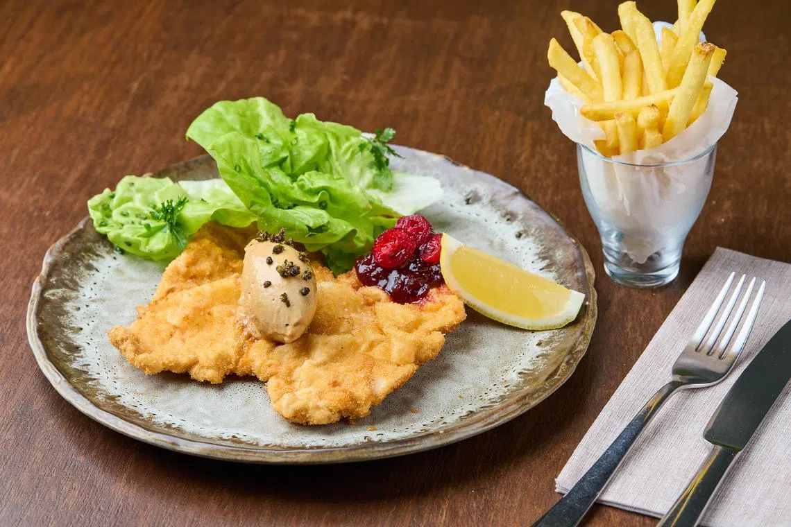 维也纳风炸猪排选用传统奥地利面包屑炸制，外皮金黄酥脆，内里鲜嫩多汁。（餐馆提供）