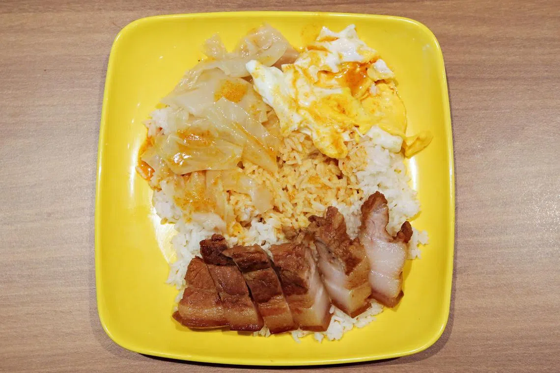 卤肉套餐，配有荷包蛋和高丽菜，有肉有菜很饱足。（李姿仪摄）