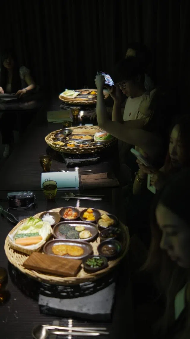 每一道菜、每一束光、每一声响和每一个动作都经过精心编排，唤醒宾客感官。（餐馆提供）