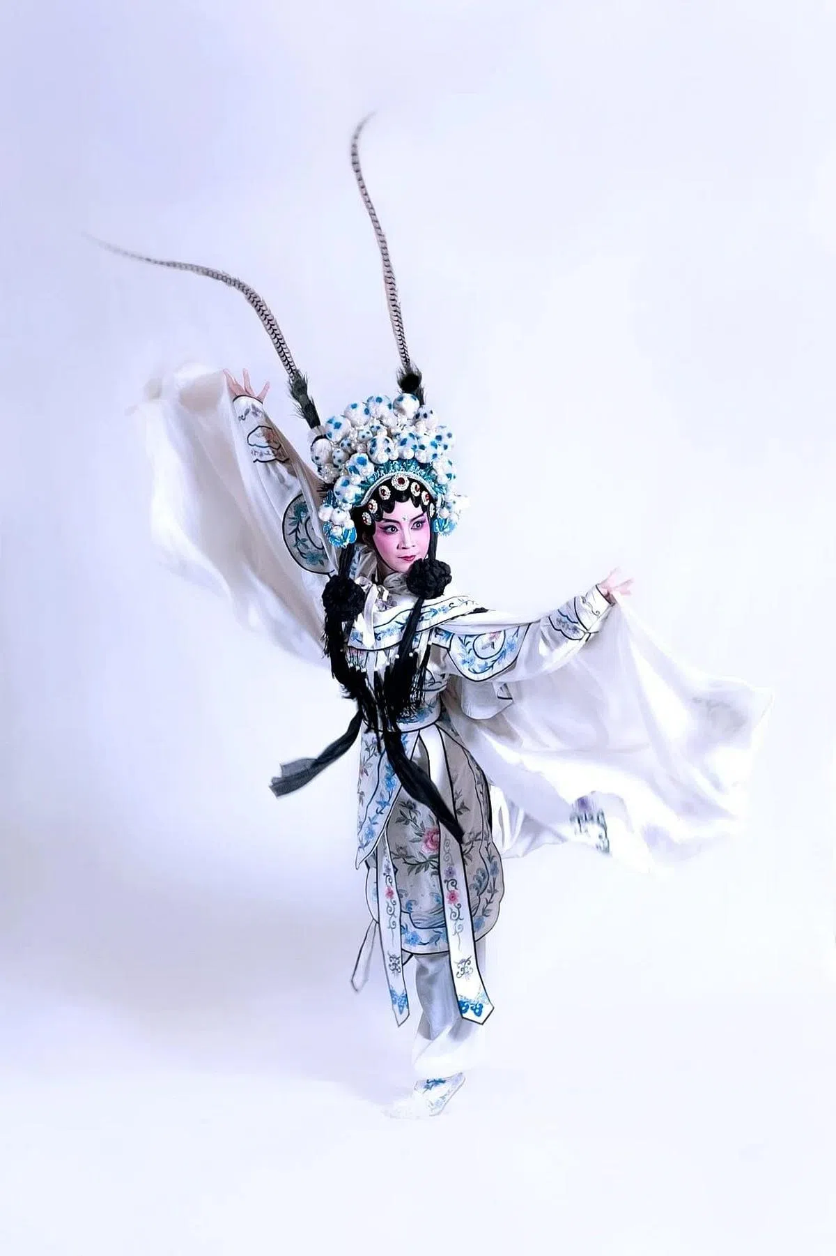 《那夜看大戏——孙悟空三打白骨精》融多种艺术形式于一体，图为扮演白骨精的张曼熙。（主办方提供图片）