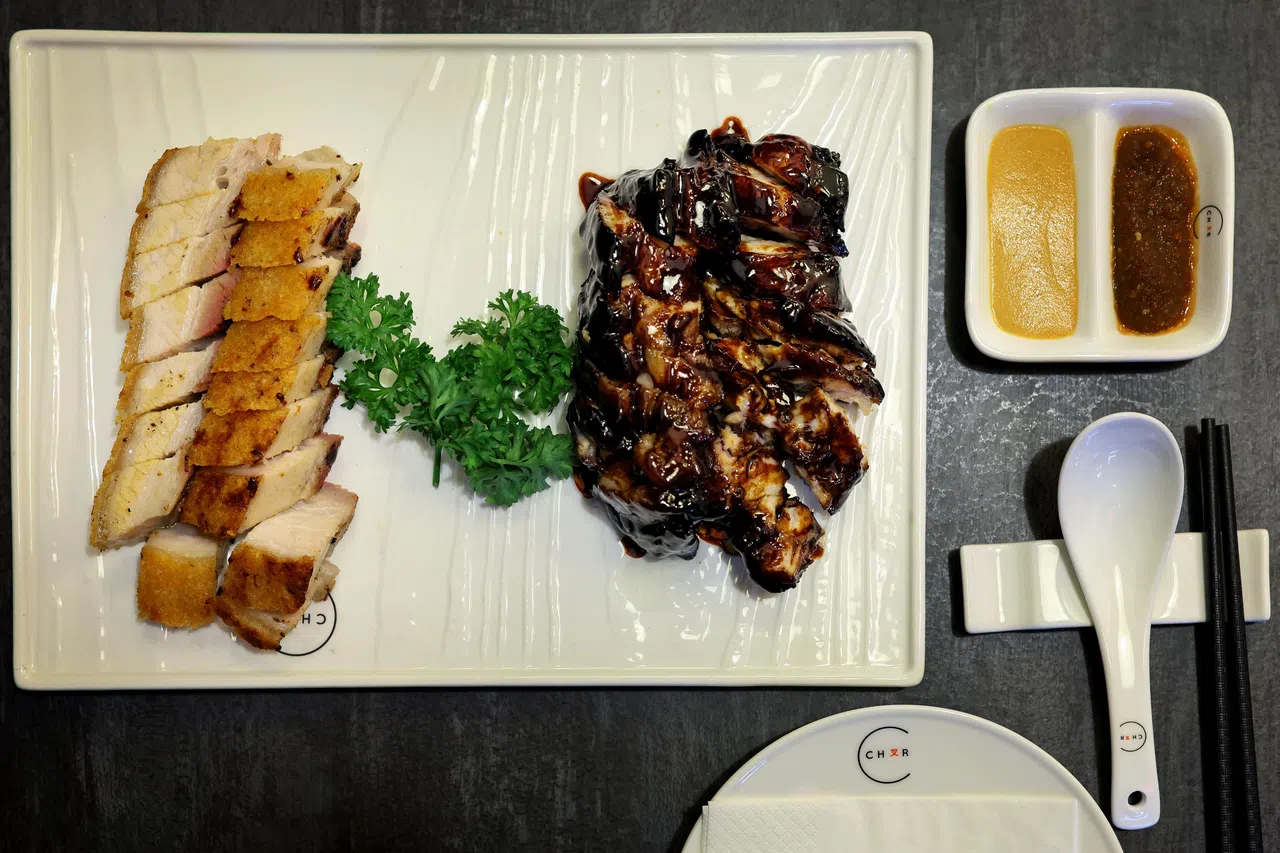 叉烧烧肉双拼，叉烧佐以店家特制辣酱，烧肉搭配芥末酱享用，别具风味。（龙国雄摄）