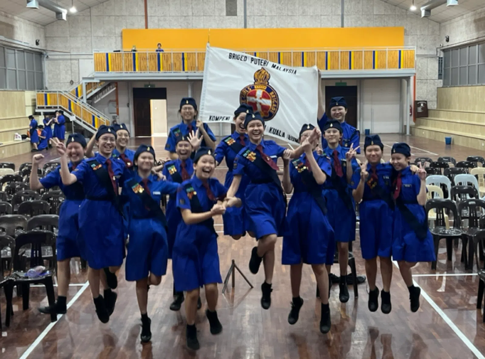 吉隆坡女少年旅时期，与伙伴们留下珍贵合影，开启五年女少年旅生涯。（作者提供）
