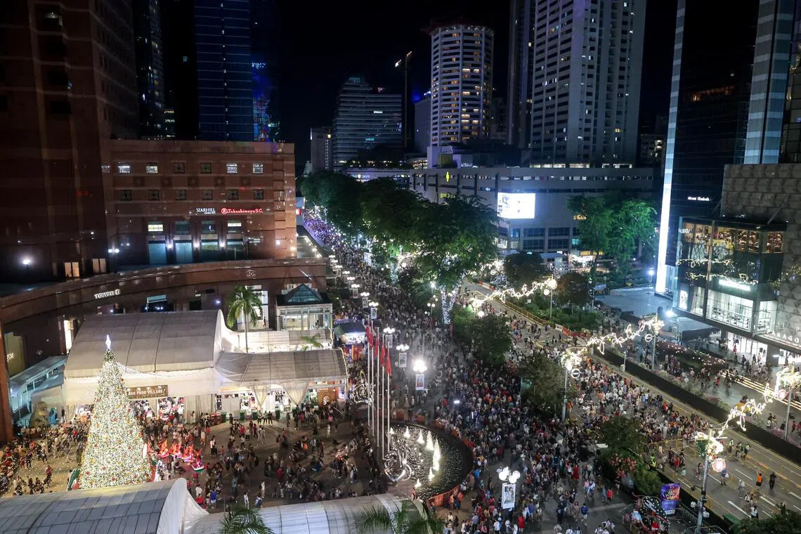 为应对平安夜派对的人潮，爱雍·乌节和威士马广场（Wisma Atria）前的台阶，以及义安城等商场前的空地都已于23日晚加装了围栏，以避免人群闲坐聚集，造成安全隐患。（李冠卫摄）