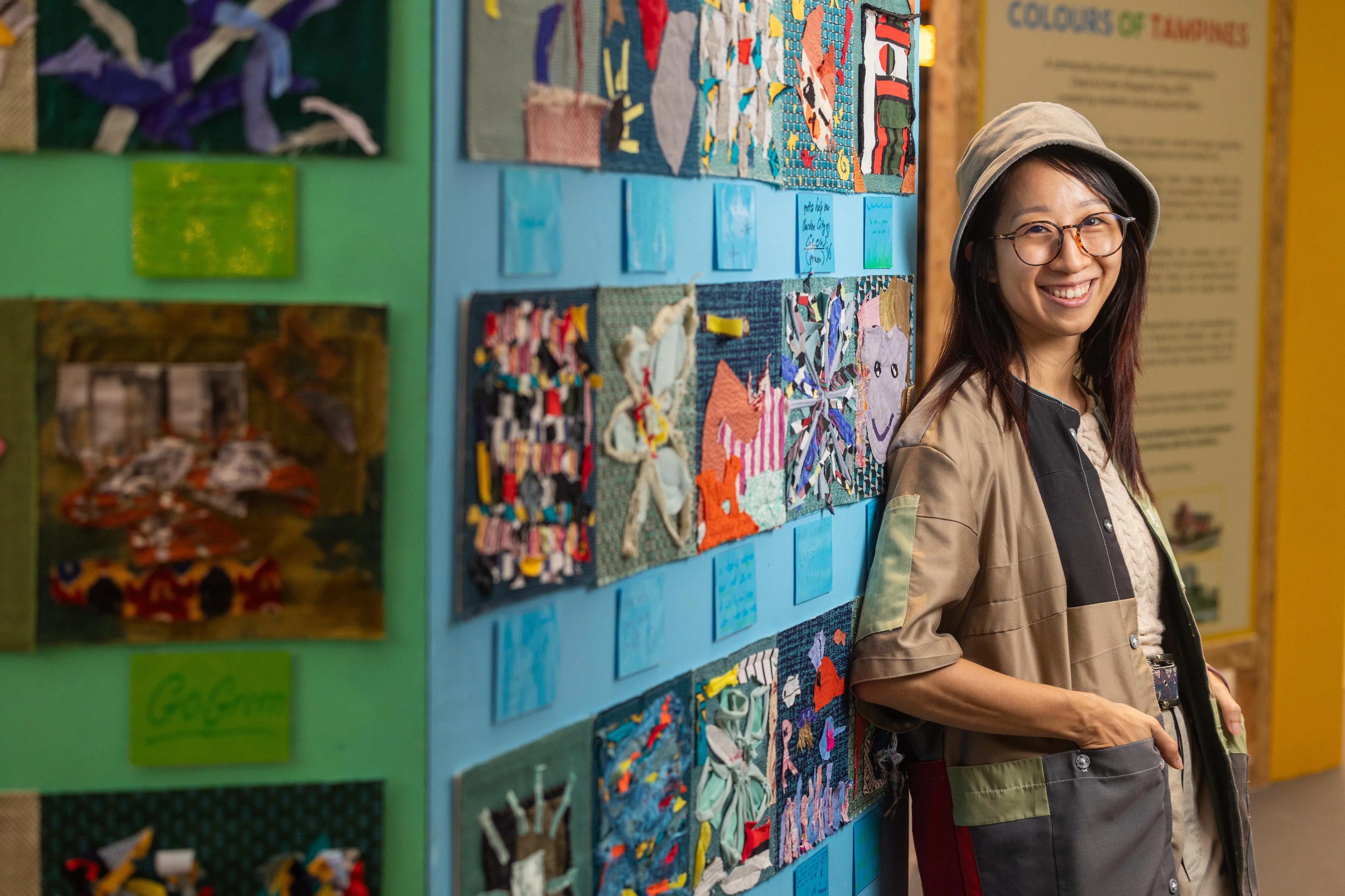 从事艺术工作的陈慧颖关注环保，她带领淡滨尼居民利用旧衣物制作超过100件作品，并在淡滨尼天地展出。（吴先邦摄）