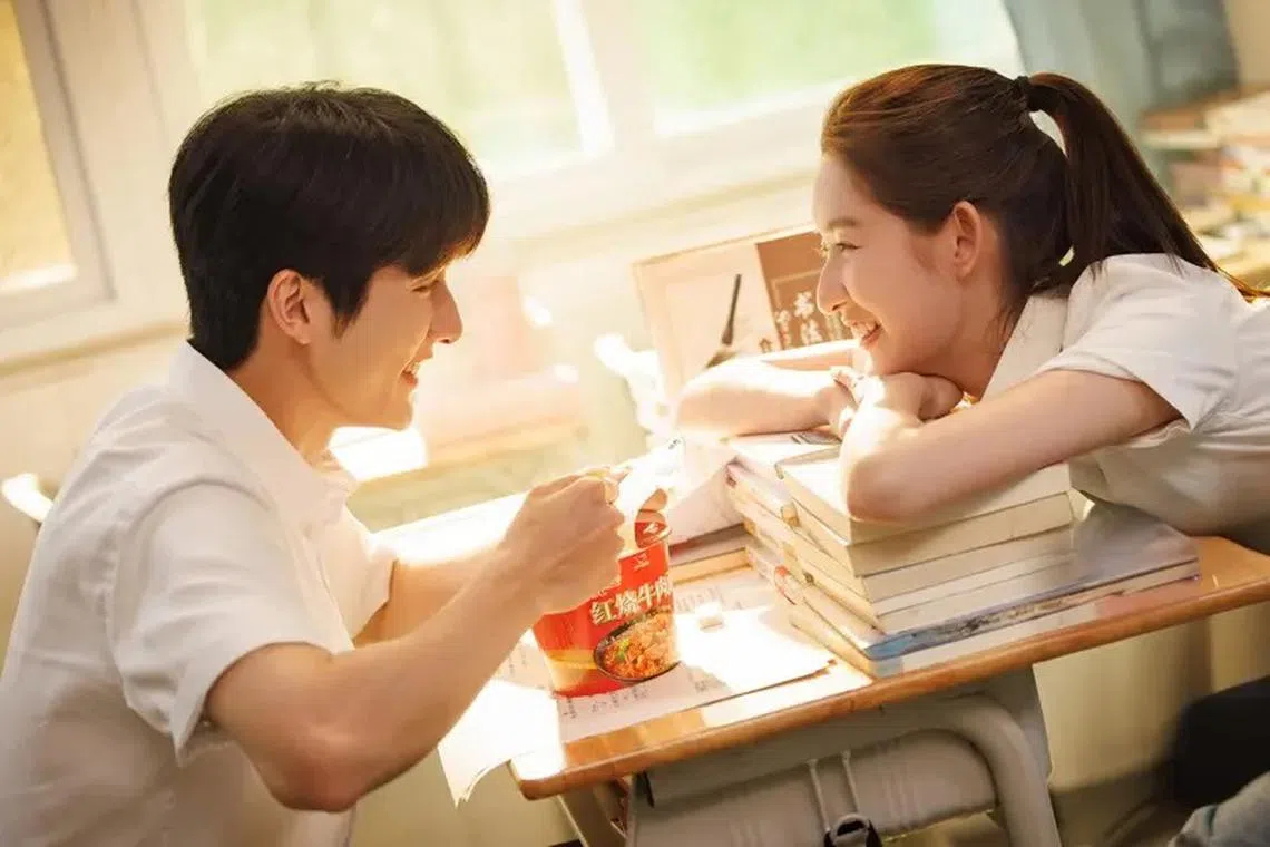 张新成（左）和王玉雯在剧中的对手戏自然、细腻又甜蜜。（互联网）