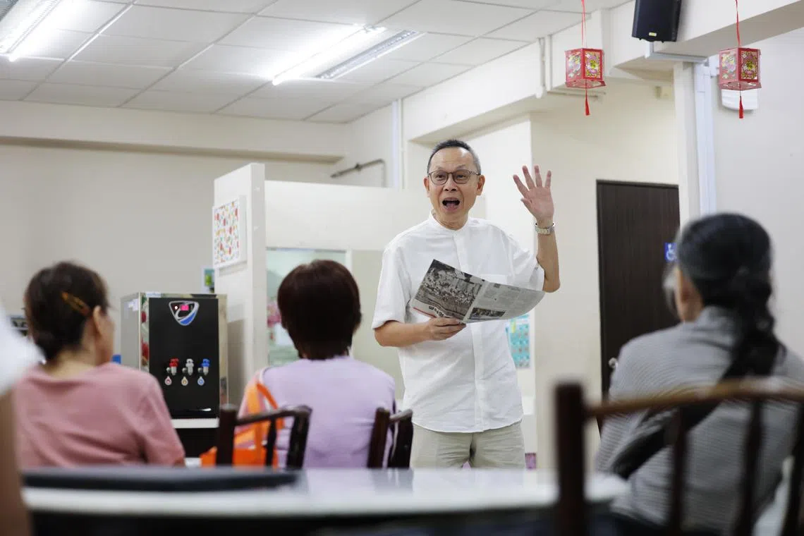 为乐龄人士读报时，虎威以轻松又富亲和力的叙述方式，帮助他们掌握新闻要点。（蔡家增摄）