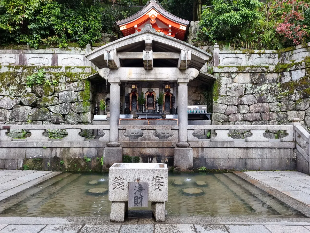 据民间说法，音羽瀑布分成三条水流，到访者只能选择一道泉水饮用一口，祈求学业进步、美好姻缘或健康长寿。（廖慧婷摄）