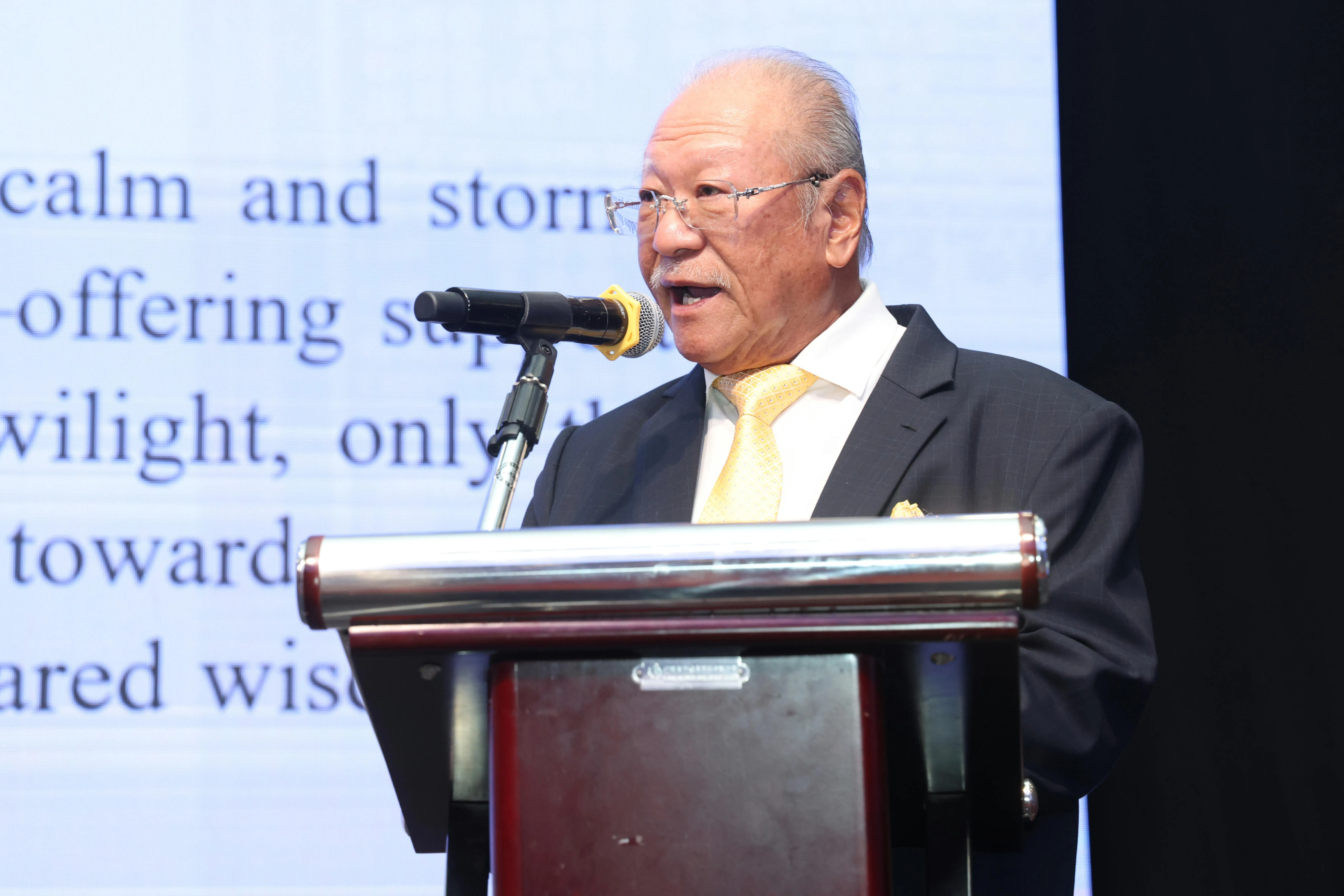 当商公会会长何谦诚说，冠病病毒阻断期间，公会向政府争取让当店开门营业。（郑一鸣摄）