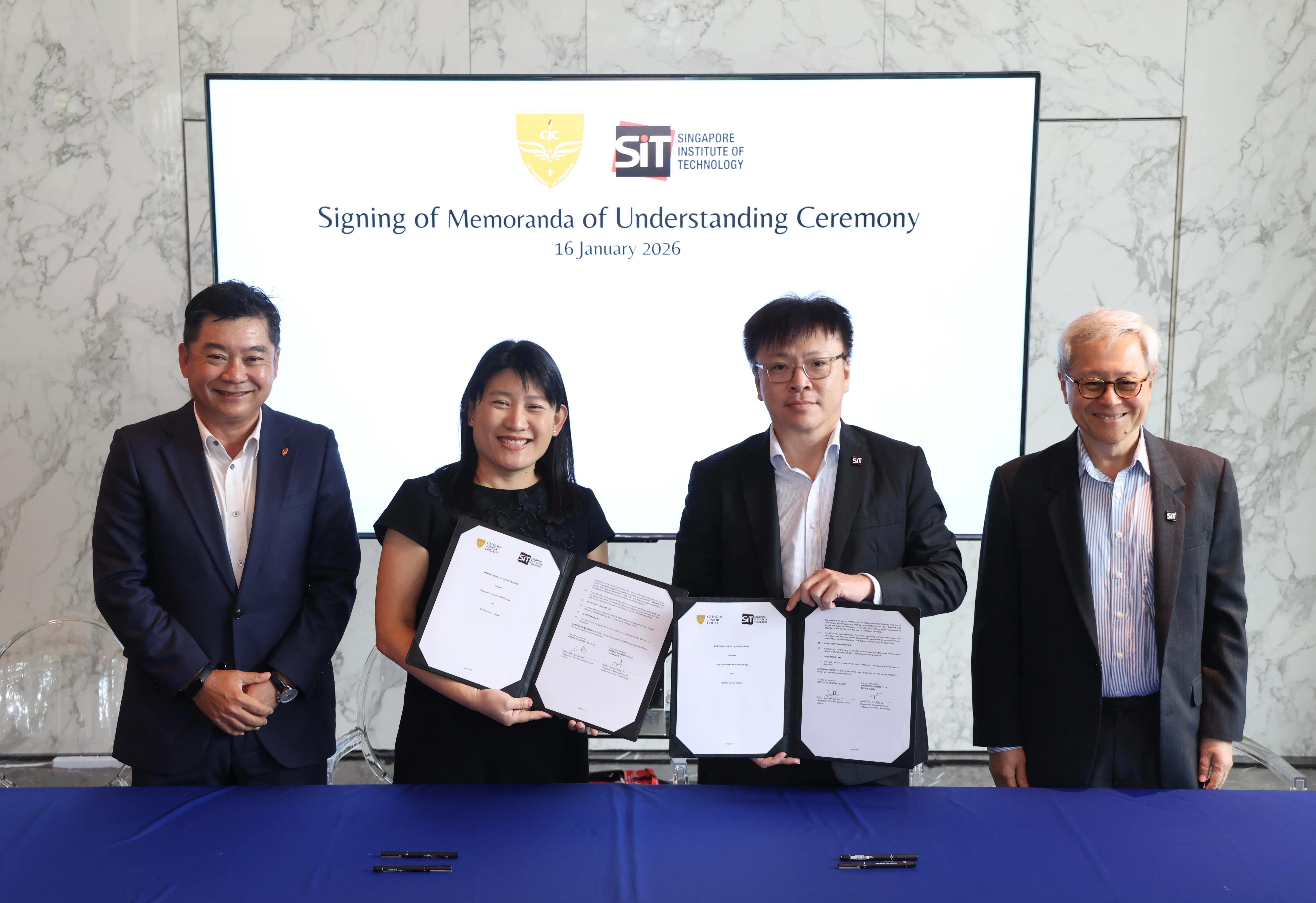 公教初级学院校长辜素敏（左二）与新加坡理工大学副教务长（学术课程）符永霖副教授（右二）签署合作备忘录，由公初管理委员会主席陈国强（左一）和新工大校长蔡其昌教授见证。公初学生将有机会体验新工大的应用学习活动，协作关系将从今年开始。（郑一鸣摄）