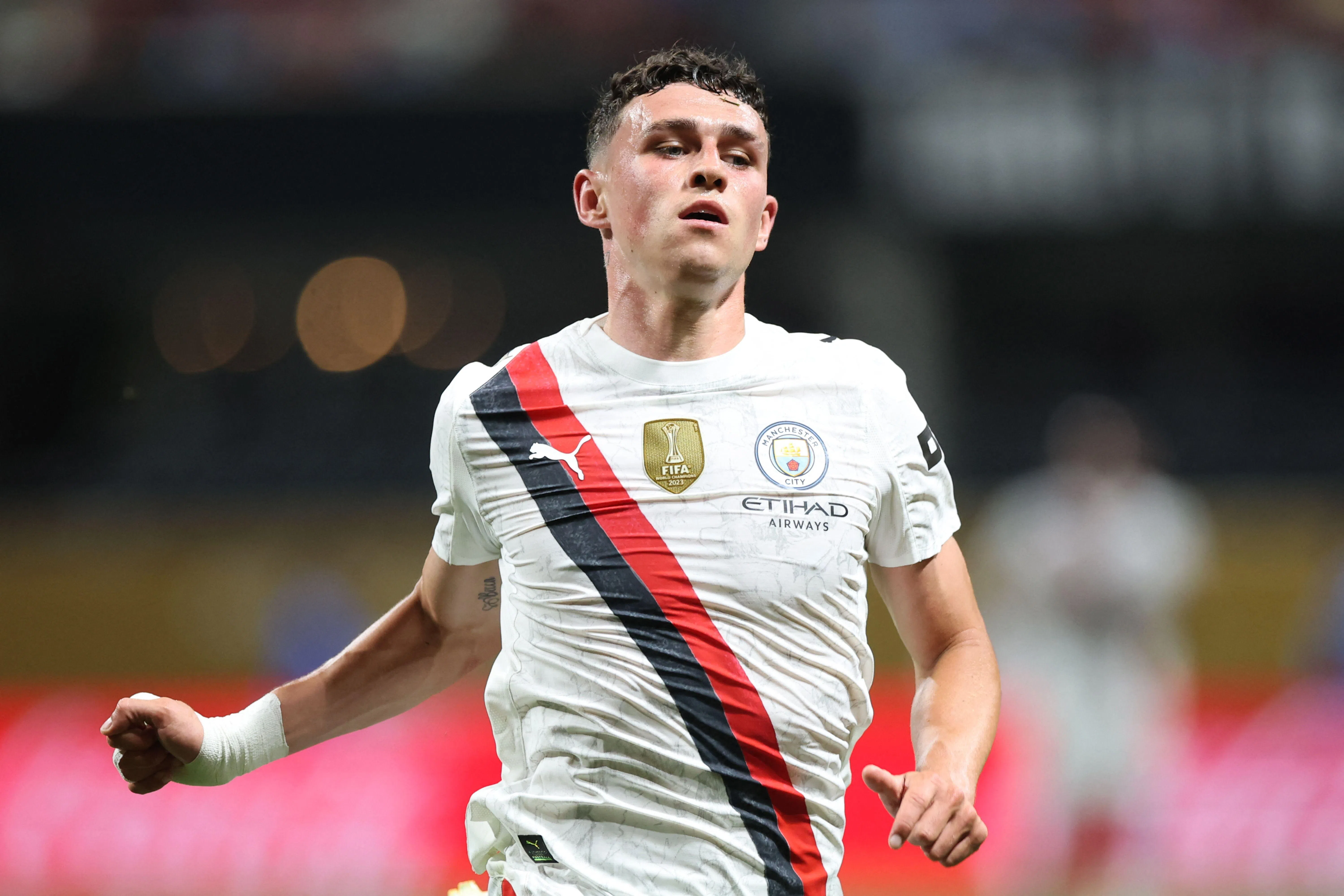 曼市的英格兰中场福登此役有望回归，他与新援赖因德斯组成的中场搭档值得期待。（法新社）