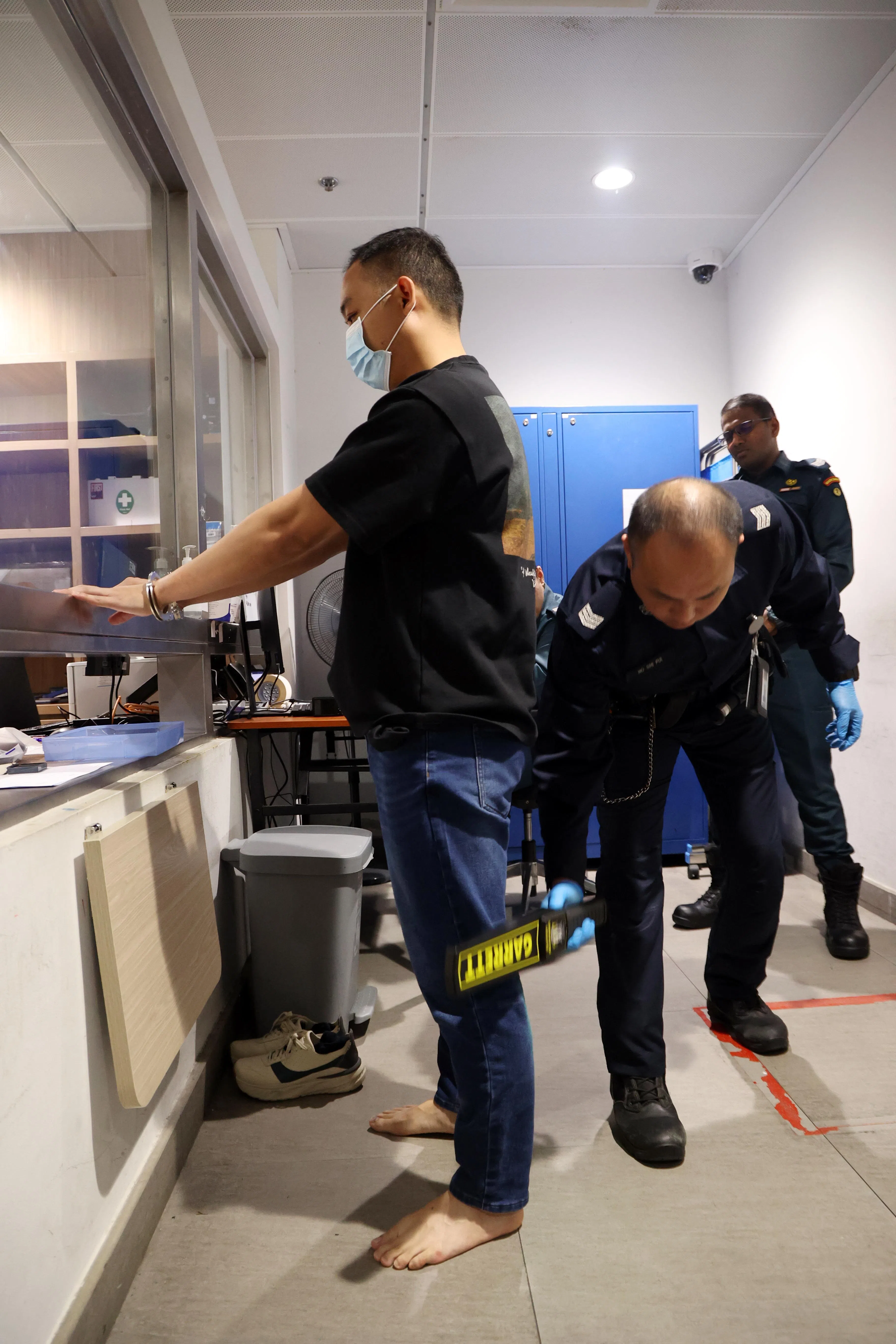 监狱署向媒体介绍和示范囚犯的收监程序，包括从囚犯面刑后关押在国家法院关押所，再到押至樟宜监狱中心服刑。（邝启聪摄）