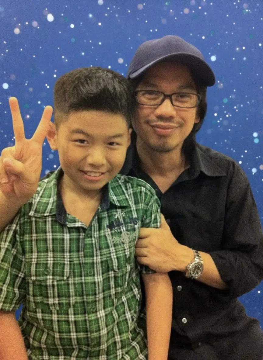 徐有利（右）贴出当年和叶子诚的合照，在脸书发文悼念他。（取自徐有利脸书）