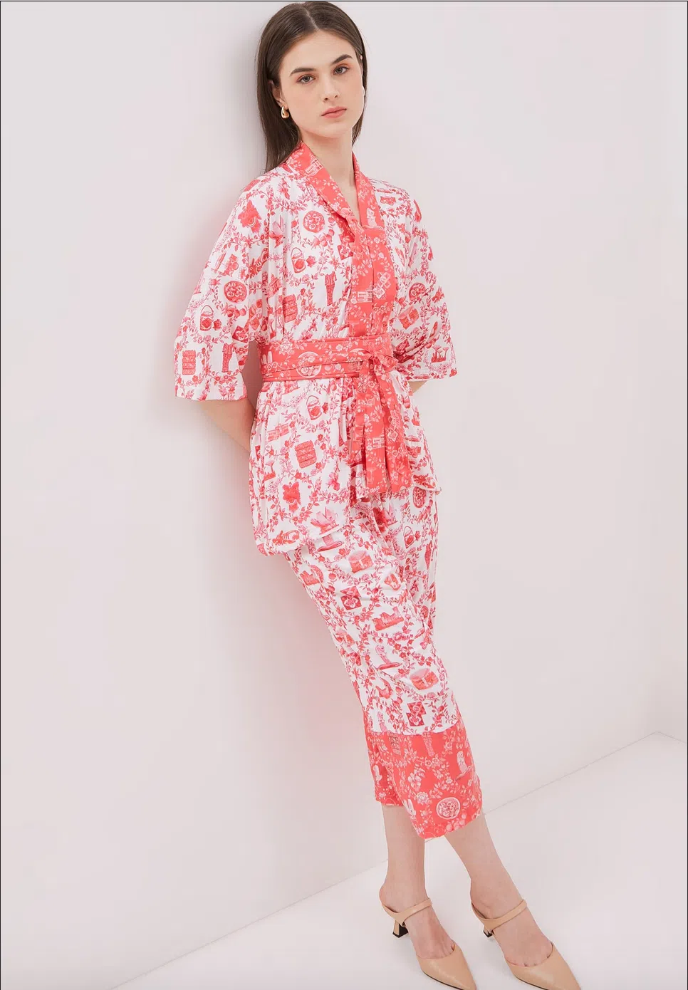 印上“非常新加坡”（Singapore Icons）图纹的摩登改良卡峇雅。（Ans.ein提供）