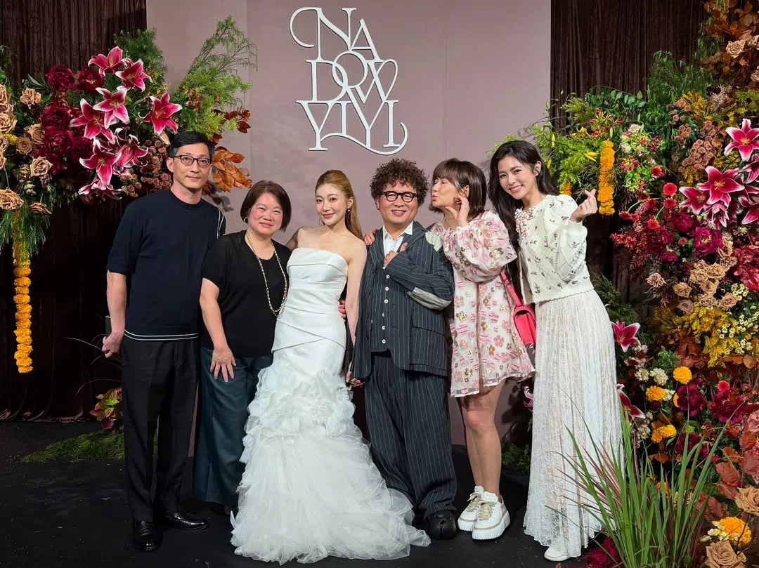 Selina（右二）与妹妹任容萱一起出席纳豆和依依的婚礼。（取自任容萱IG）