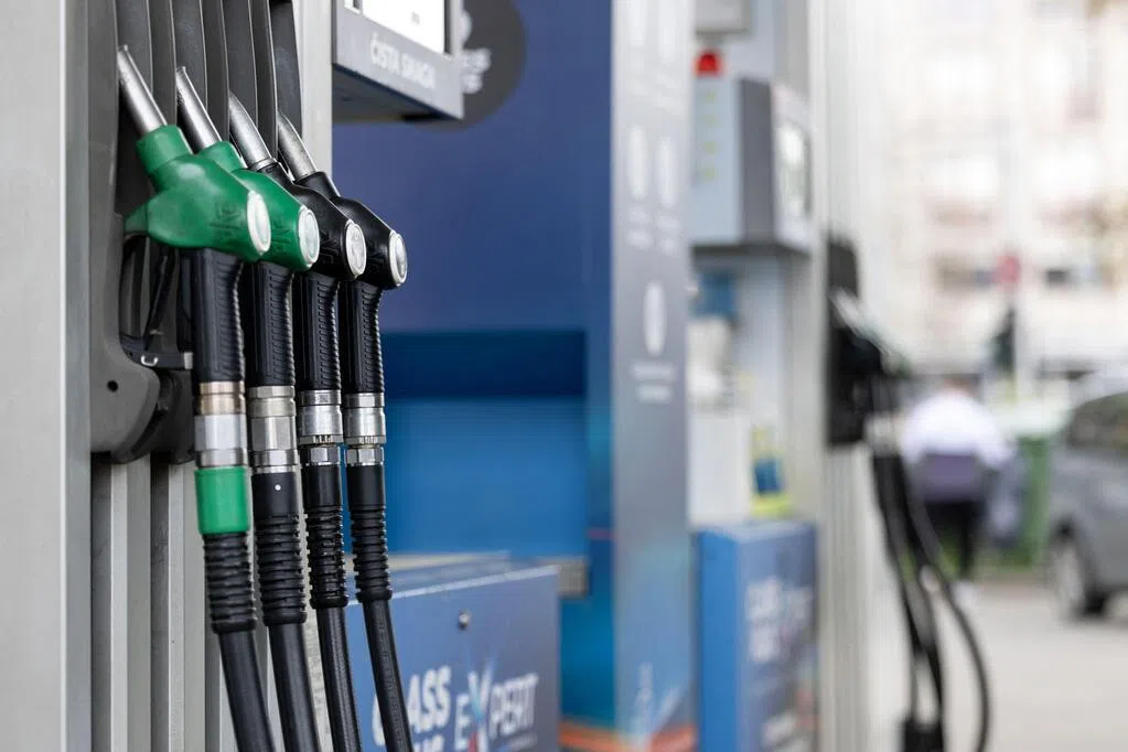 美国加大力度施压伊朗开放霍尔木兹海峡，国际油价再出现波动，布伦特原油价格开盘涨幅一度达1.6%。