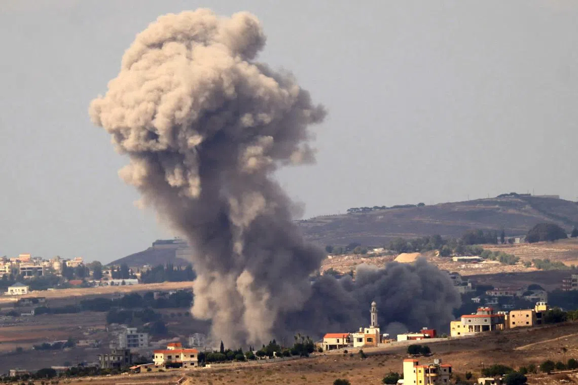 以色列10月17日继续空袭黎巴嫩南部城市奈拜提耶，炮弹击中处冒起浓烟。（法新社）