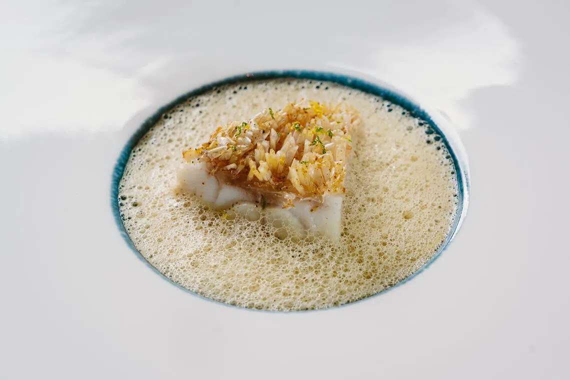 这道甘鲷配印度椰奶浓汤，迪瓦选用中式五香粉来调味。（餐馆提供）