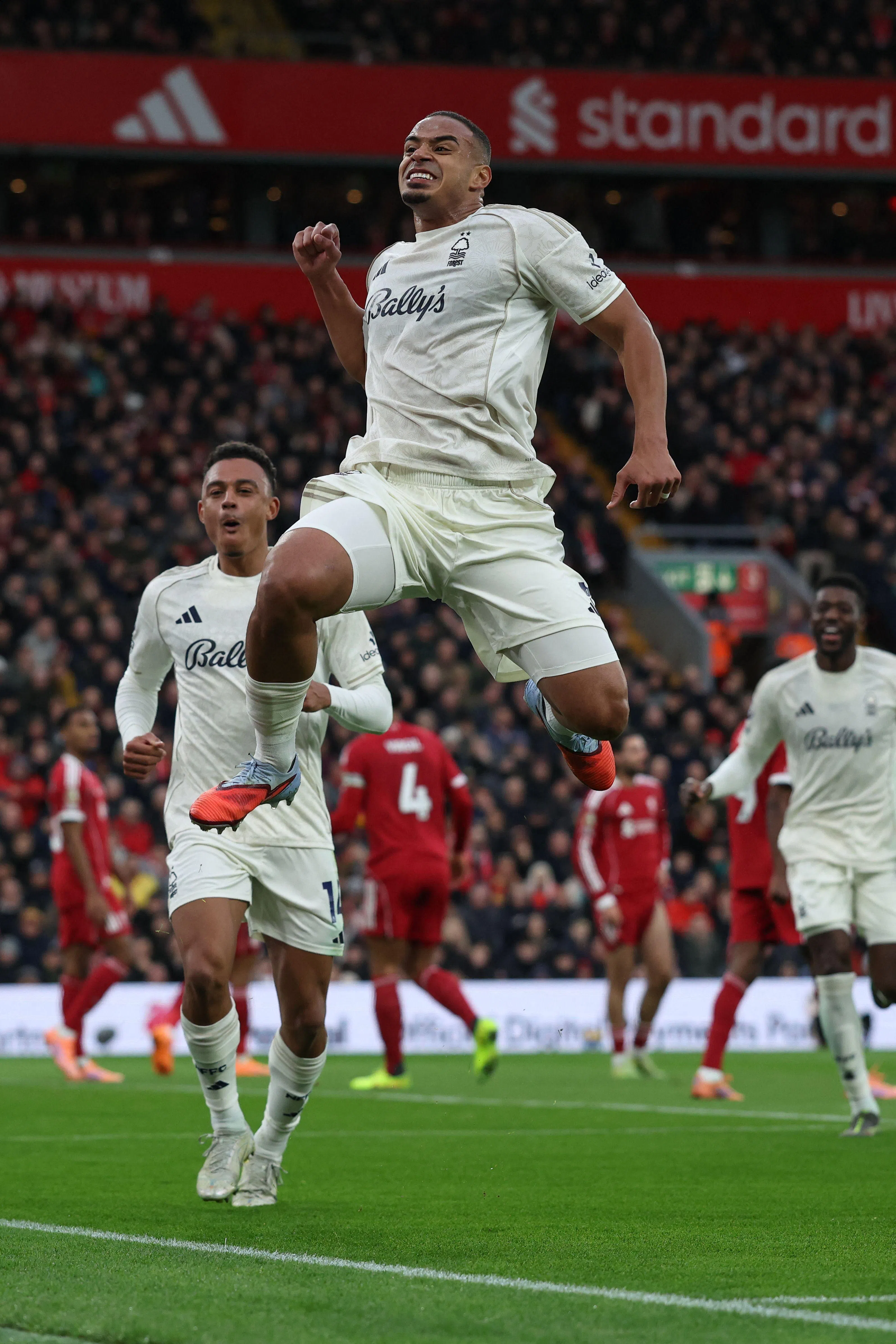 森林的中后卫穆里略（中）为球队首开纪录。（法新社）