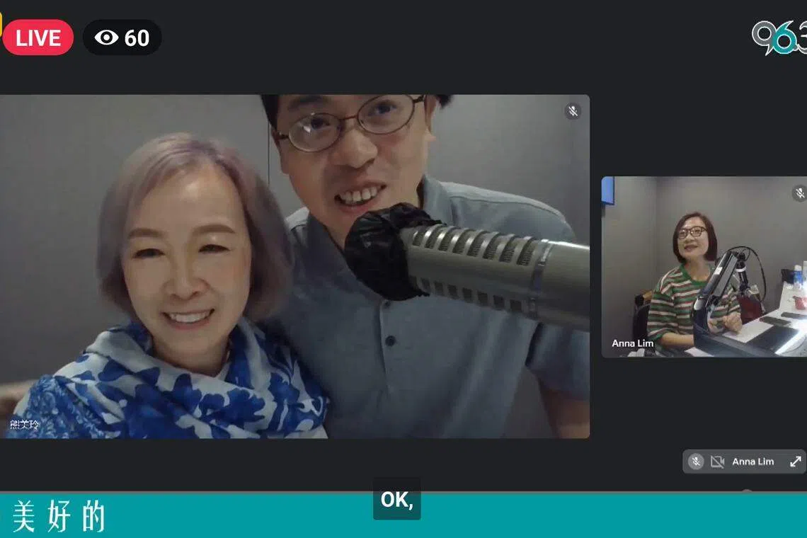 熊美玲（左）长子林雨果（灰衣男）陪妈妈上96.3好FM直播室。（视频截图）