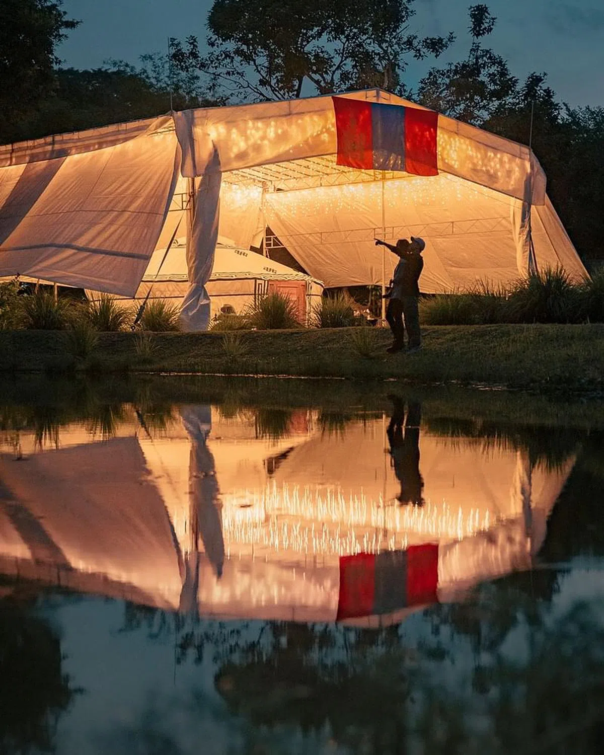 夜幕低垂，蒙古包显得分外迷人。（Beyond Expeditions提供）