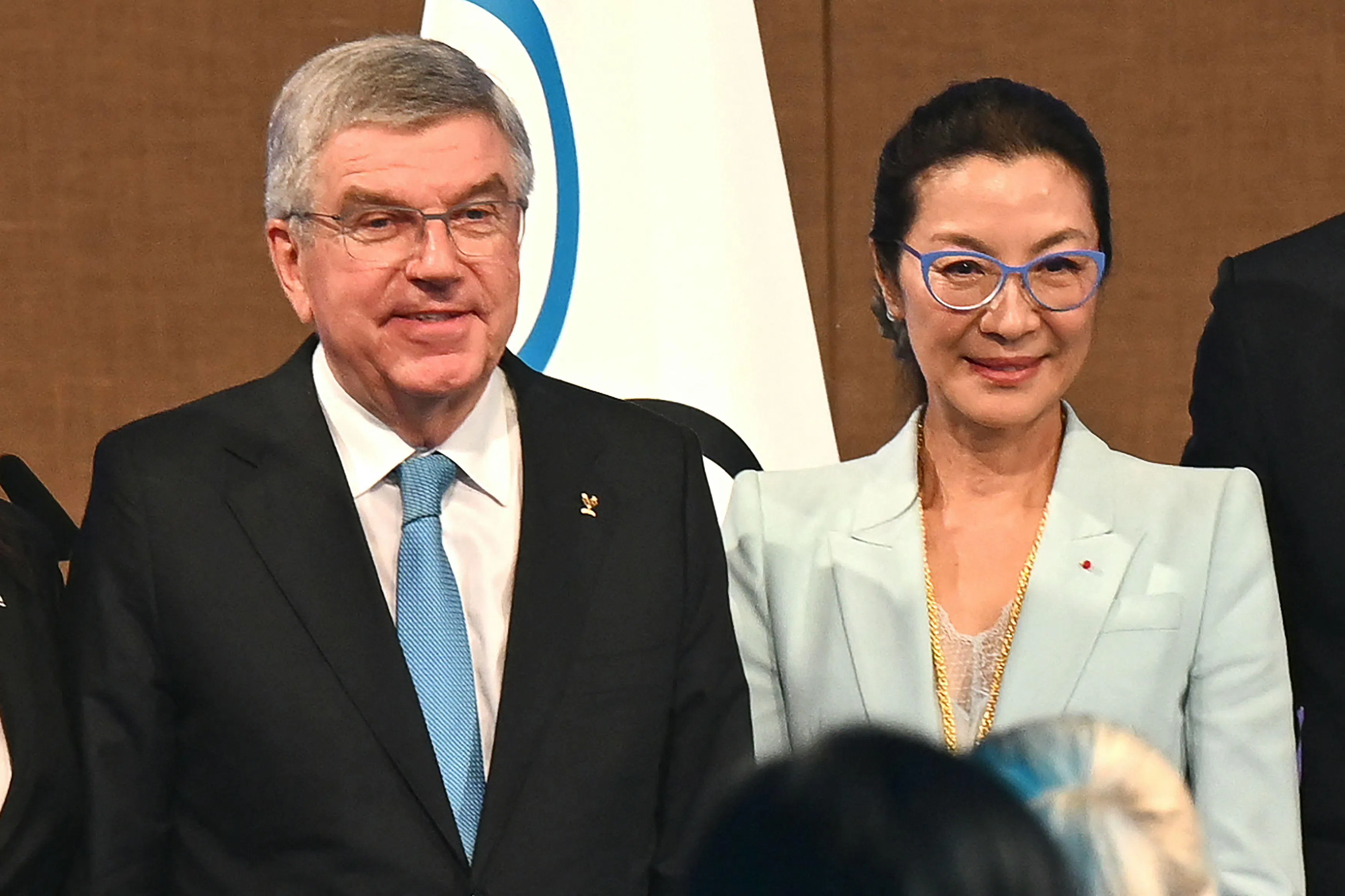 杨紫琼获选为国际奥委会委员后，与国际奥委会主席巴赫（Bach，左）合影。（法新社）