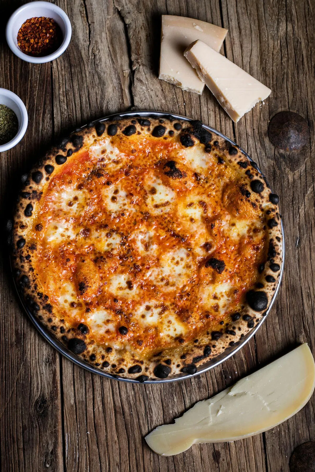 Roberta's Pizza的比萨饼皮薄而香脆，具有嚼劲。