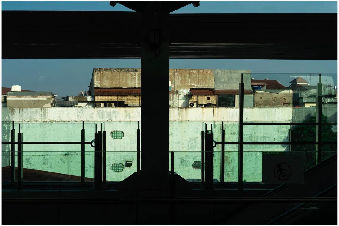 车外窗外一片老城区的铁皮屋子。（姚耀光摄）