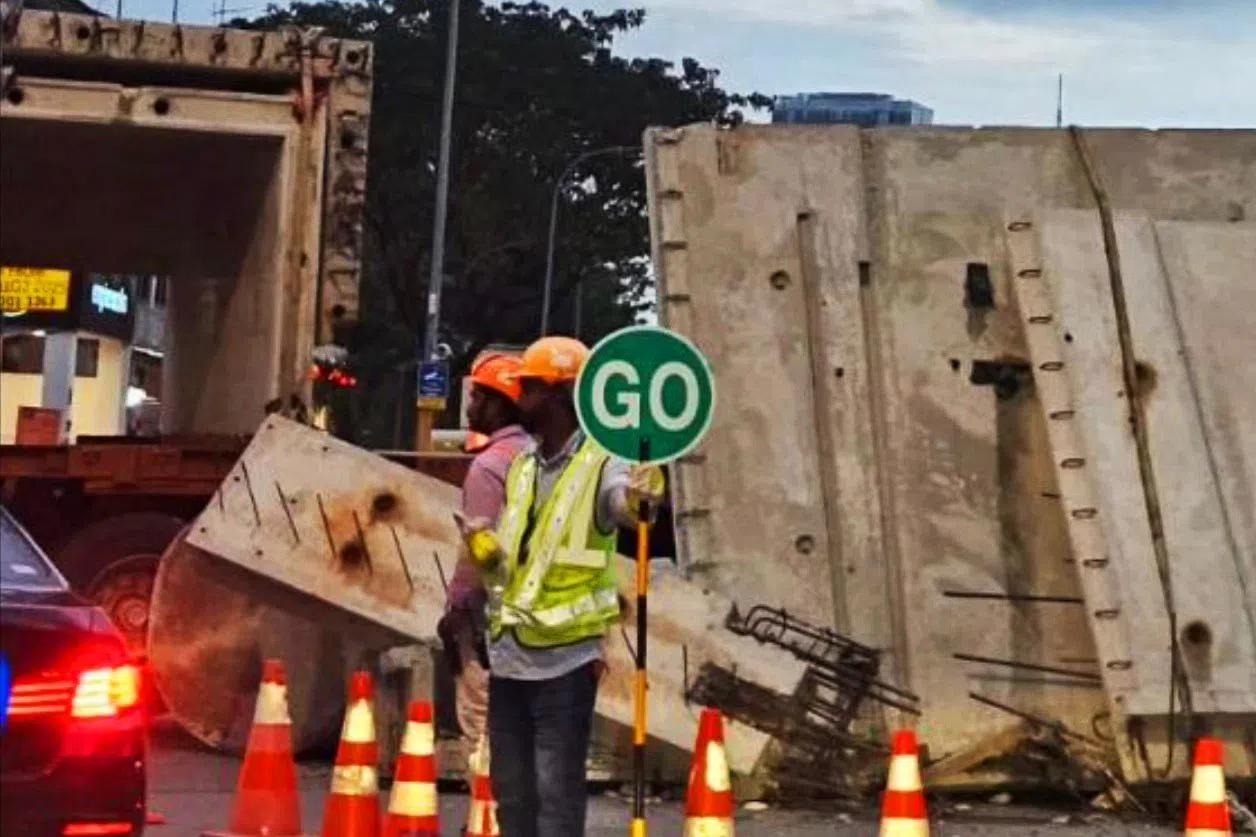 事发后，工地人员疏导交通。（取自SGRV脸书）