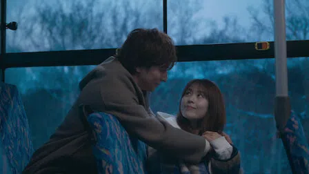 生田斗真（左）饰演的雄介向佐惠子（有村架纯饰）求婚后不幸遇车祸去世。（互联网）