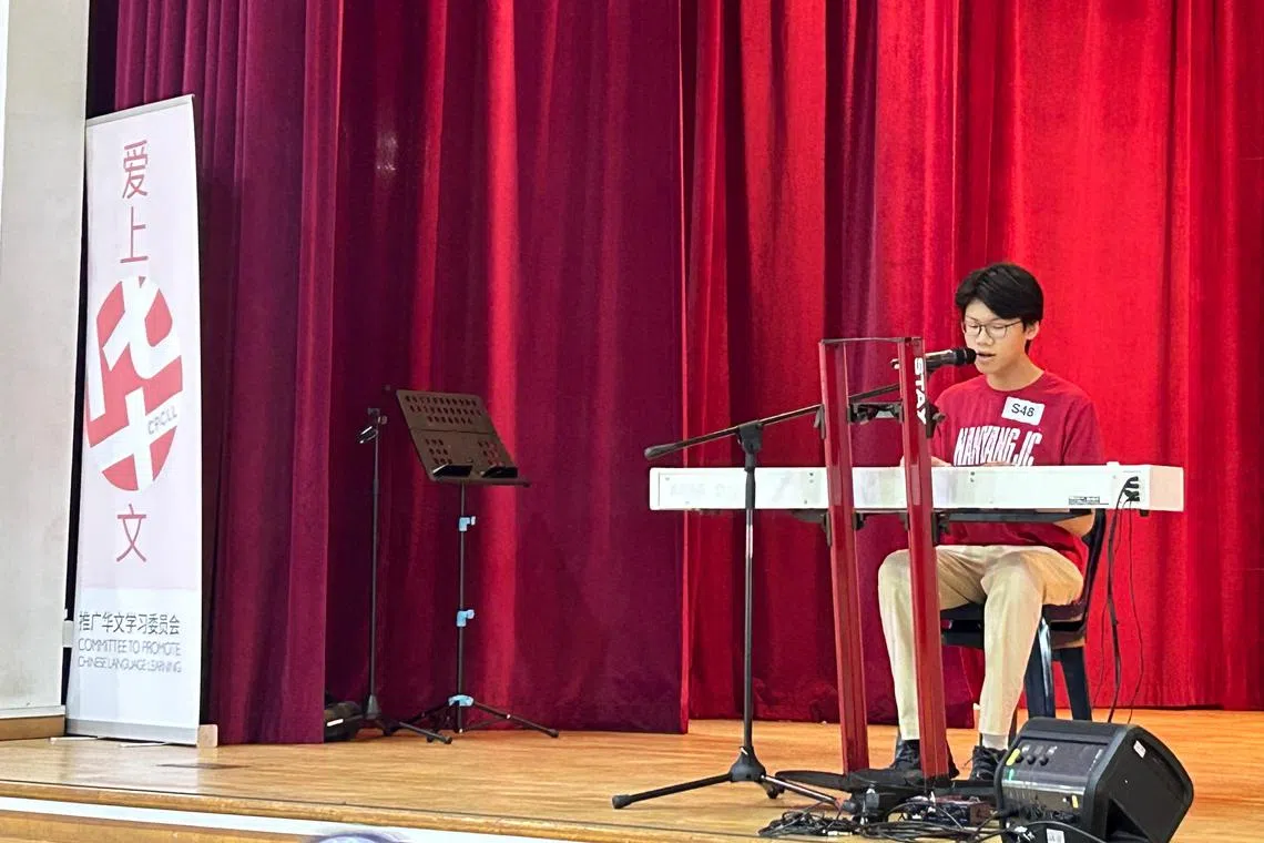 南洋初级学院的高一生王振伦自学钢琴与唱歌，比赛当天他自弹自唱《圣诞礼物》。（高静娴摄）