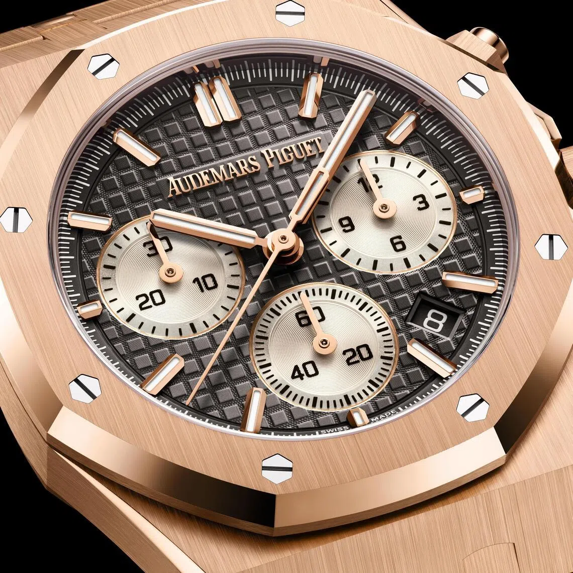 38毫米皇家橡树计时18K玫瑰金款，搭配深灰表盘与银色计时盘。（爱彼提供）