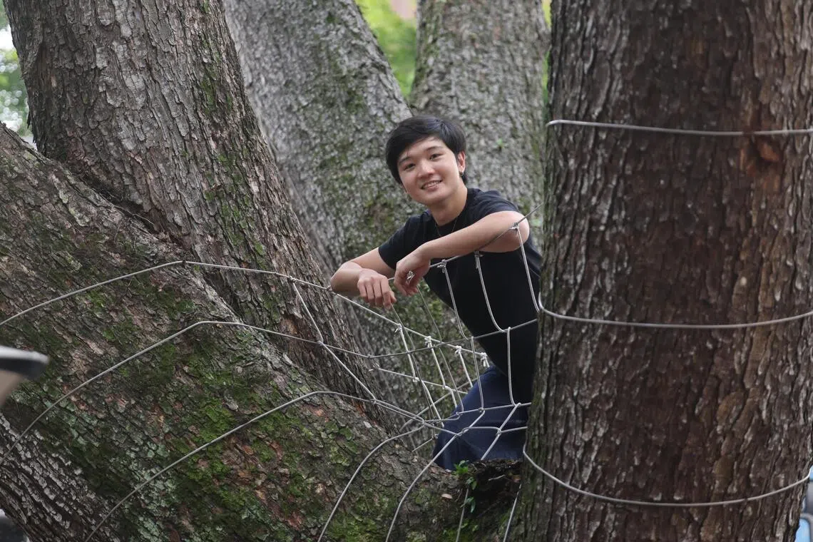 严义正现在学会“护住故事的火”，不把念头打磨过度，留给故事自由生长的空间。（唐家鸿摄）