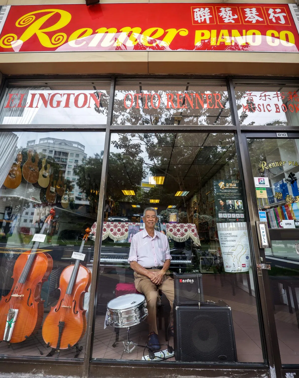 贺盛峰1967年接手家业，联艺琴行1975年迁入建安大厦至今。（叶振忠摄影）