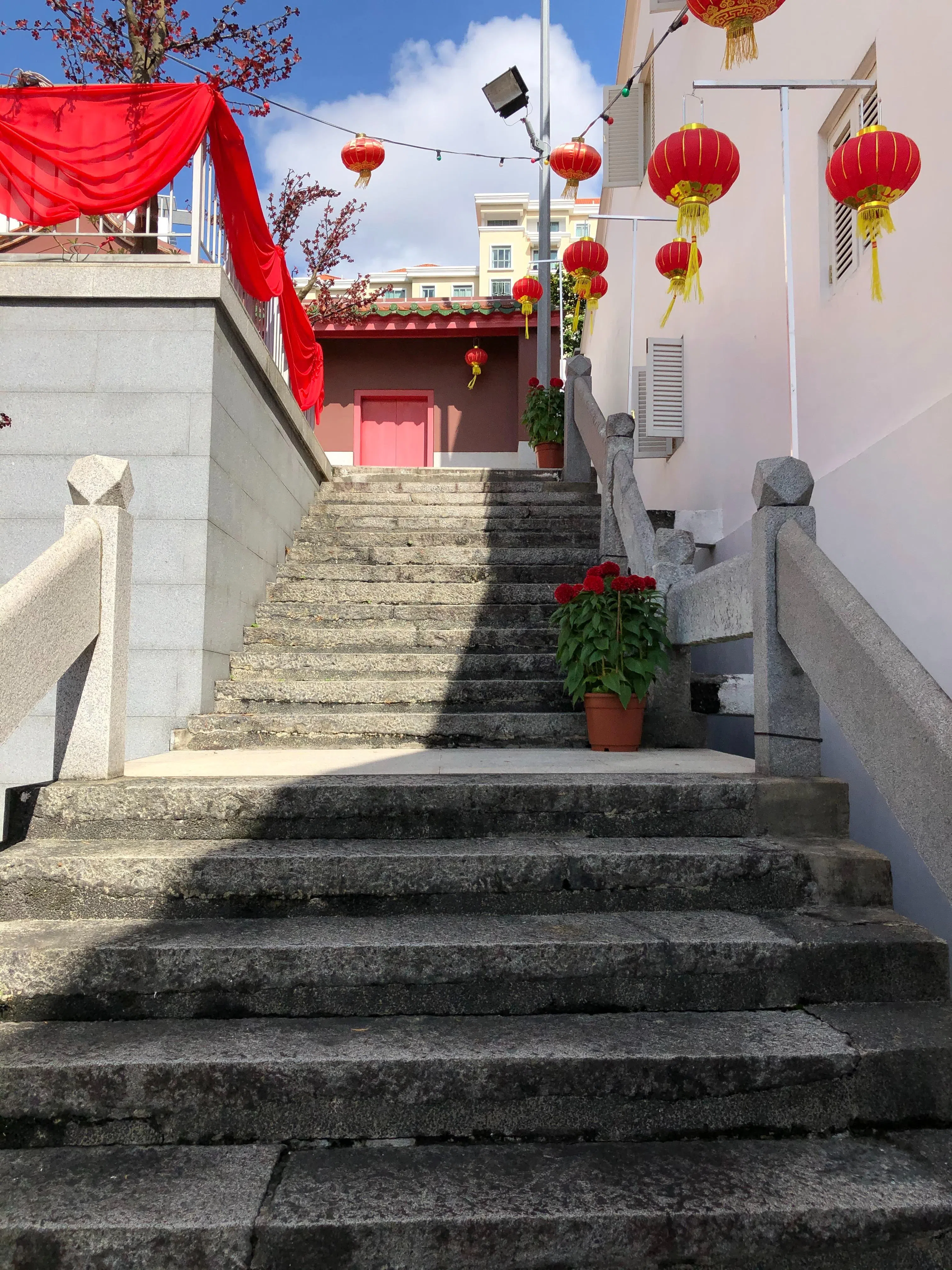 凤山寺台阶的古老石踏板。（陈煜提供）