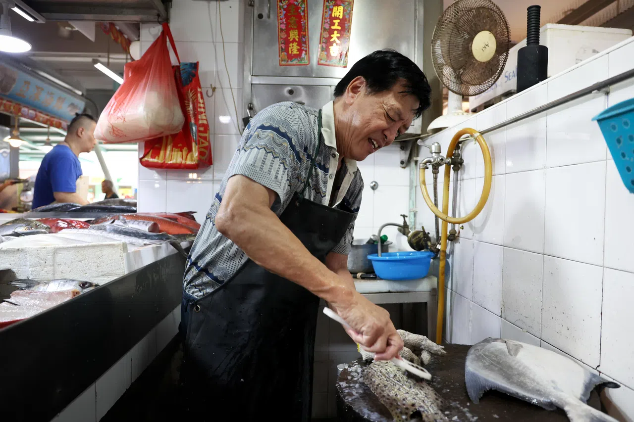 湿巴刹富有人情味，一些摊贩会为熟客预留食材，也会尽量满足熟客的特别要求。（龙国雄摄）