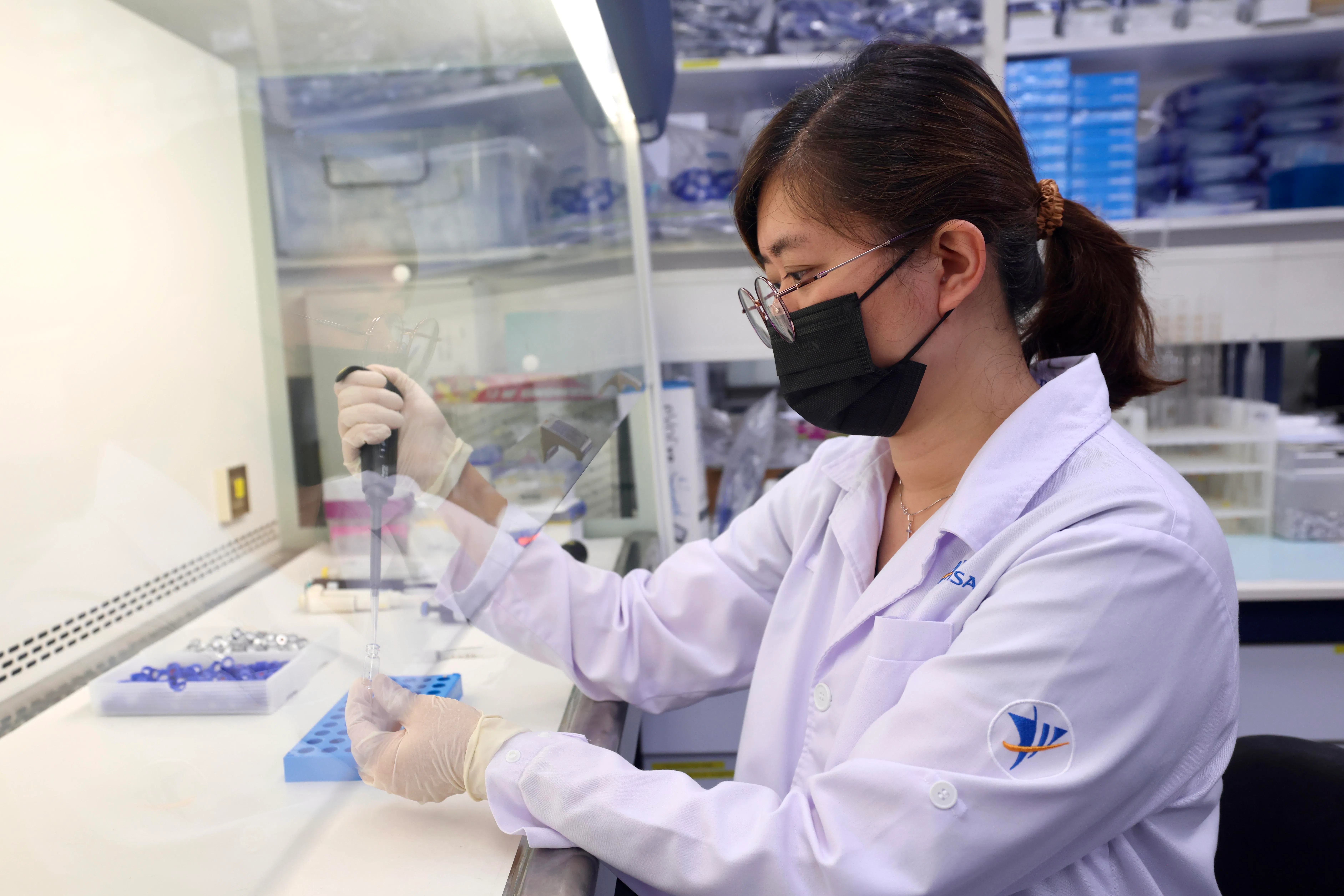 卫生科学局去年8月设立专门团队加强监测电子烟，除了目前已知的有害物质，也着重探测是否有新物质出现，以更及时采取行动。（陈斌勤摄）