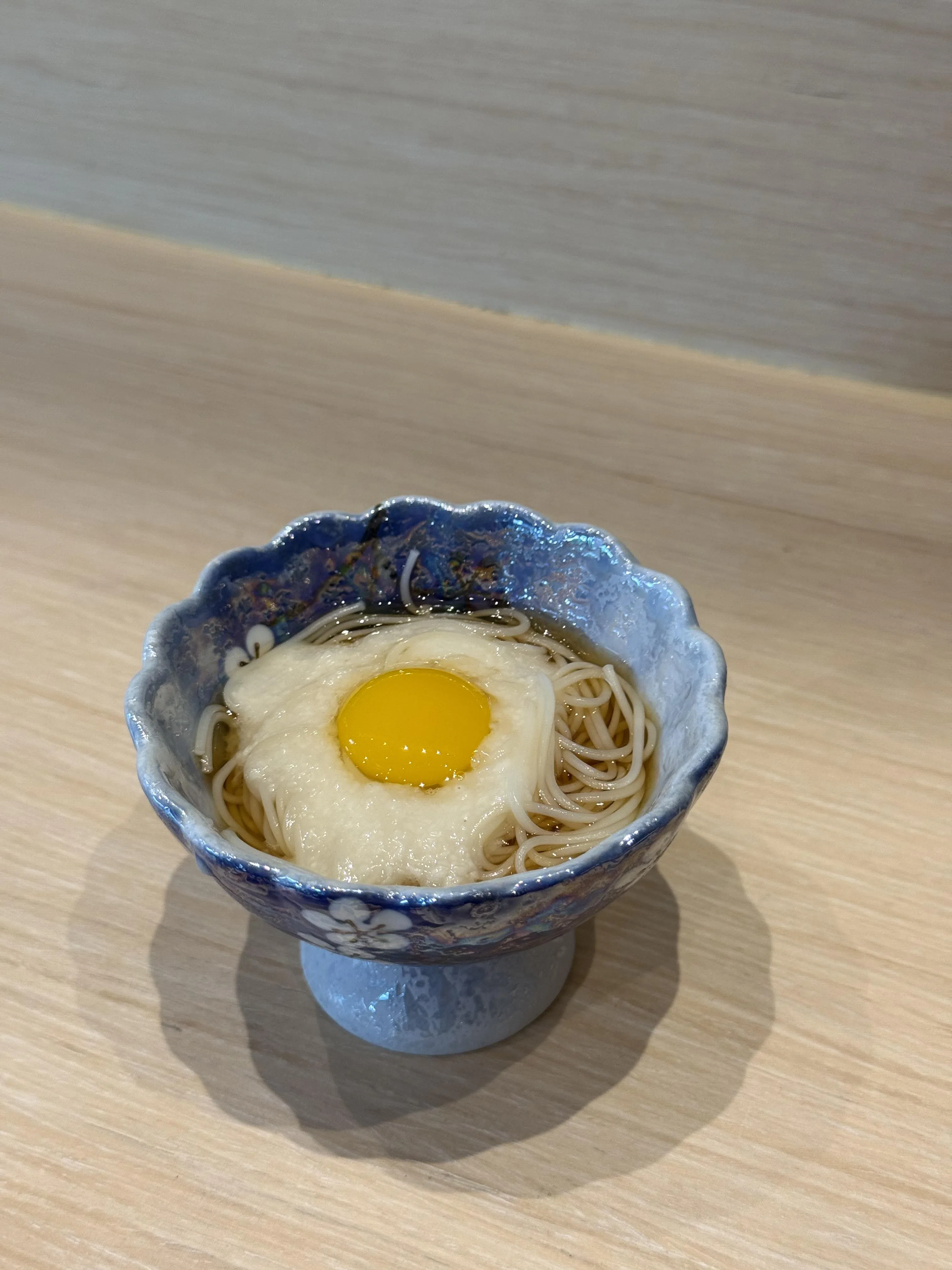 素面配鹌鹑蛋黄与山药奶油酱口感极富层次。（叶晓虹摄）