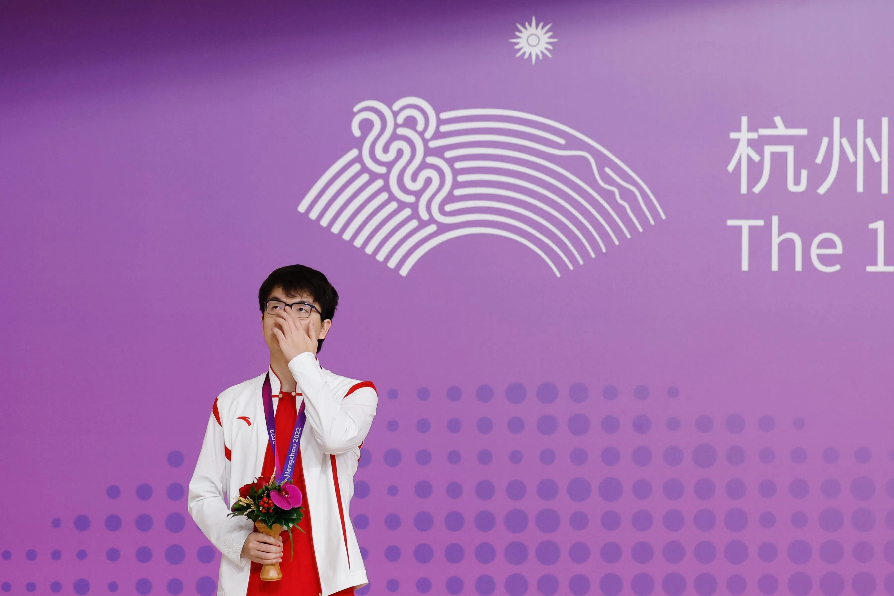 在大好局势下只能摘银，中国围棋好手柯洁在颁奖礼上显得相当失落。（中新社）