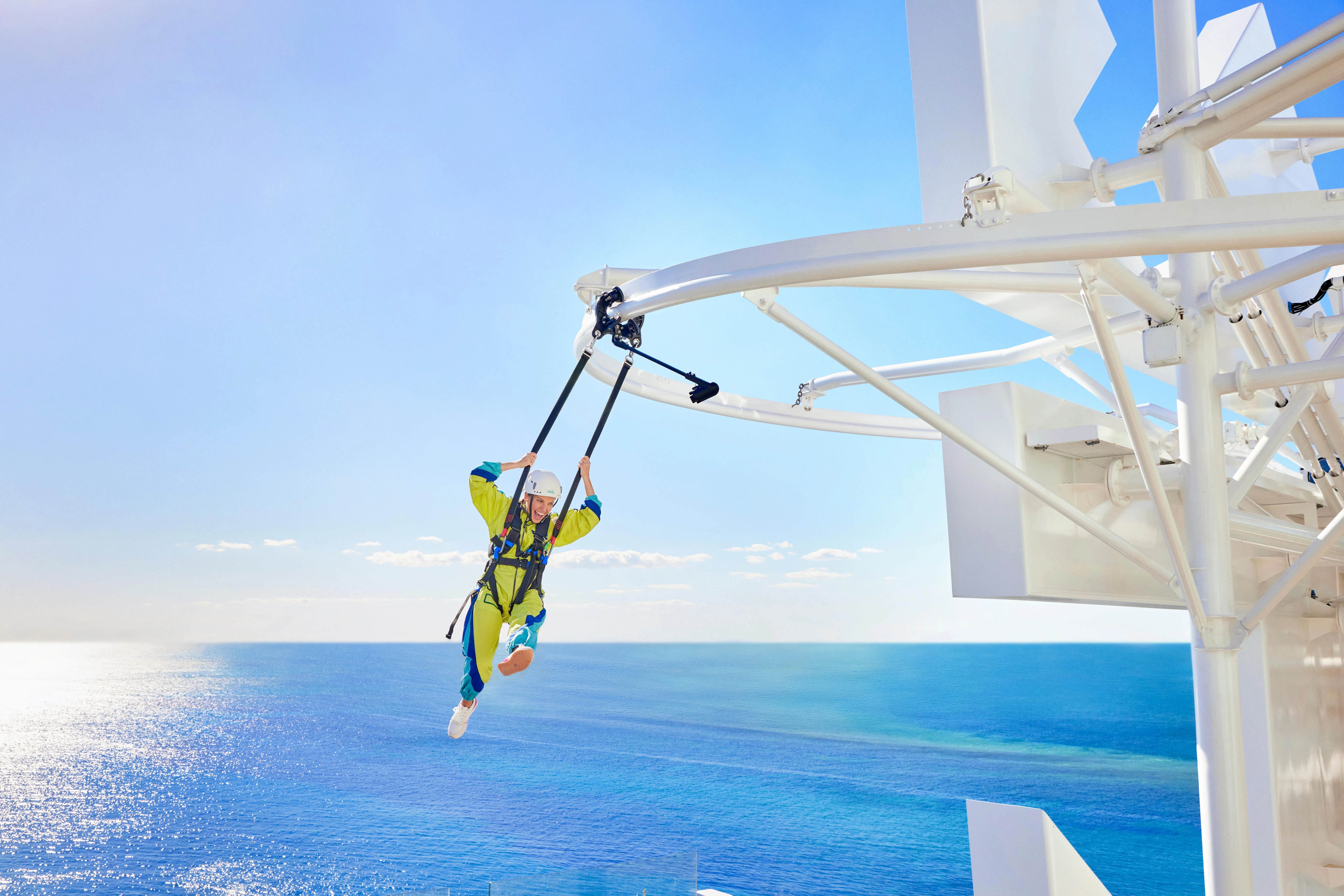 “皇冠之巅”让乘客体验悬挂在船身外侧的154英尺高空行走。（皇家加勒比游轮公司）