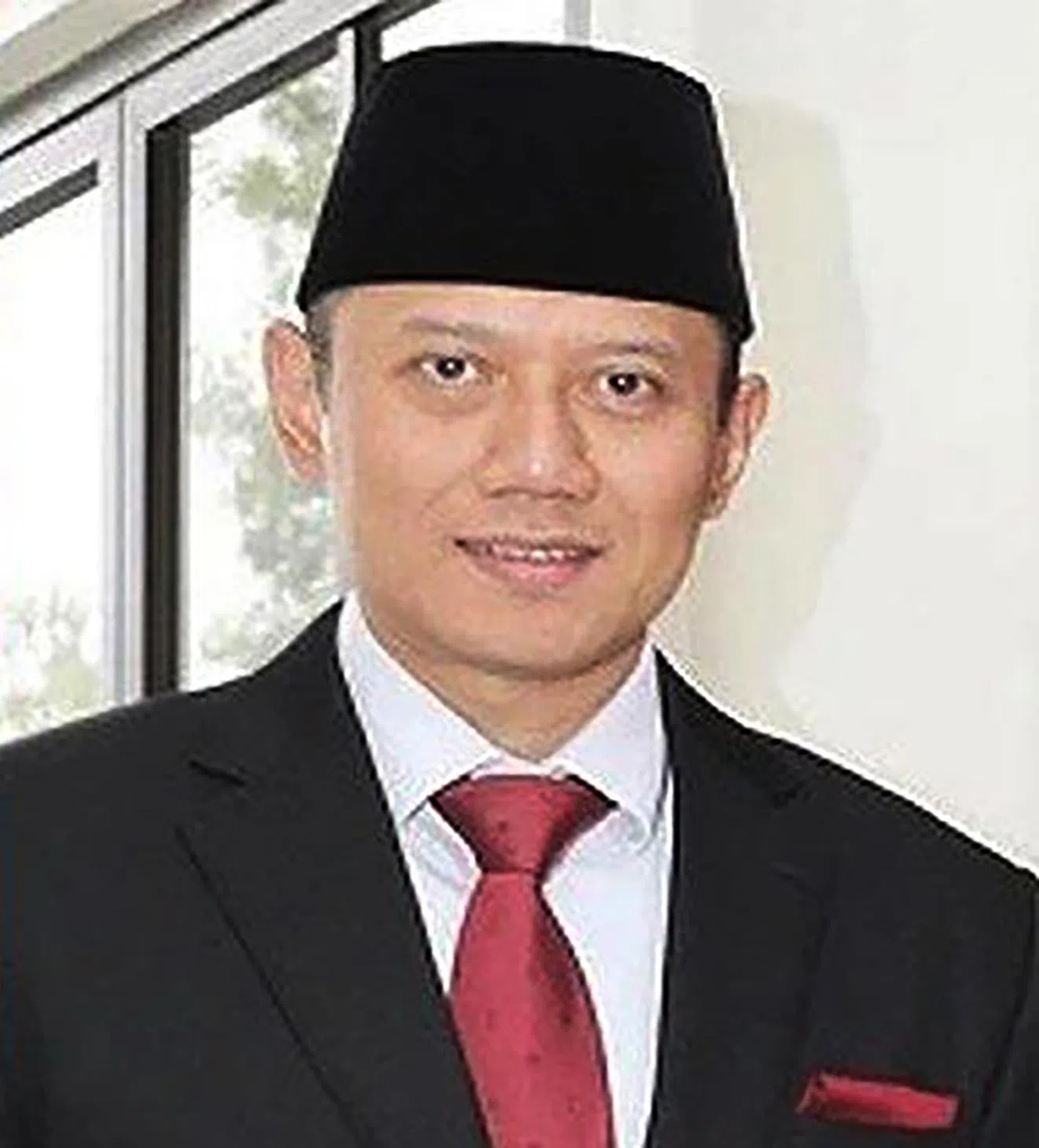 45岁的印尼民主党党魁阿古斯进入总统佐科的内阁，担任土地规划部长，这是他从政以来的首个公职任命。（互联网）