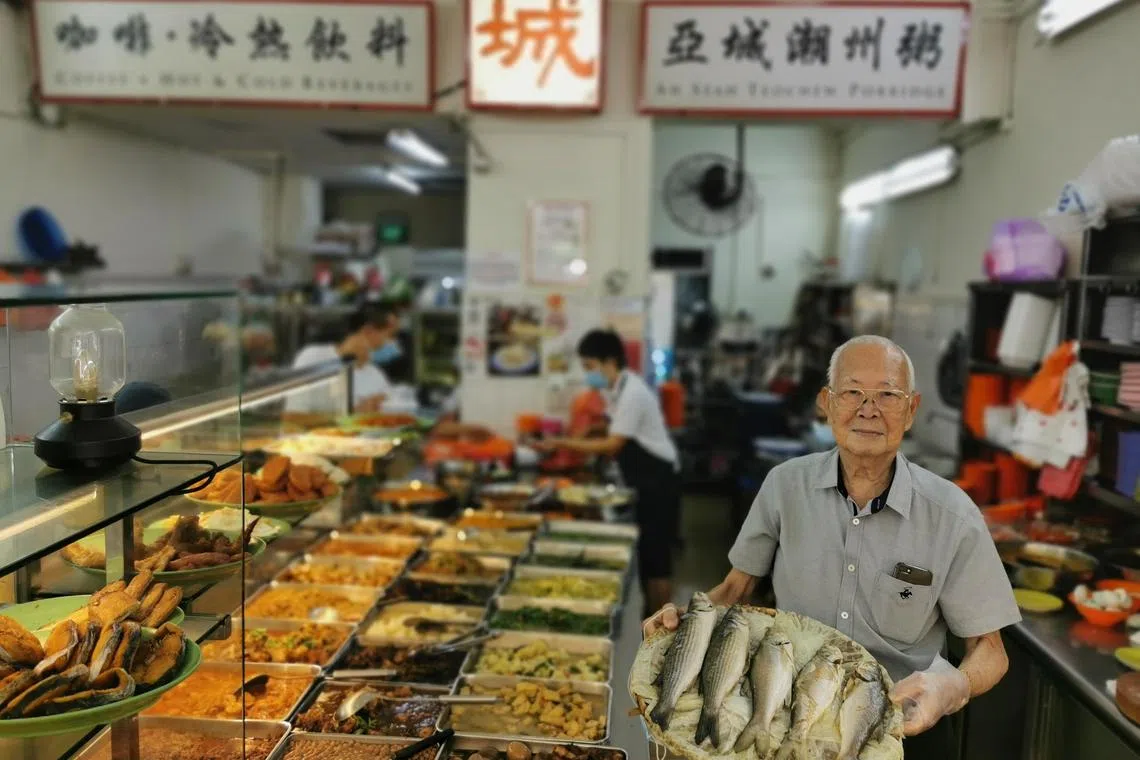 亚城潮州粥老板李发在德财台店面的菜肴很多。（档案照片）