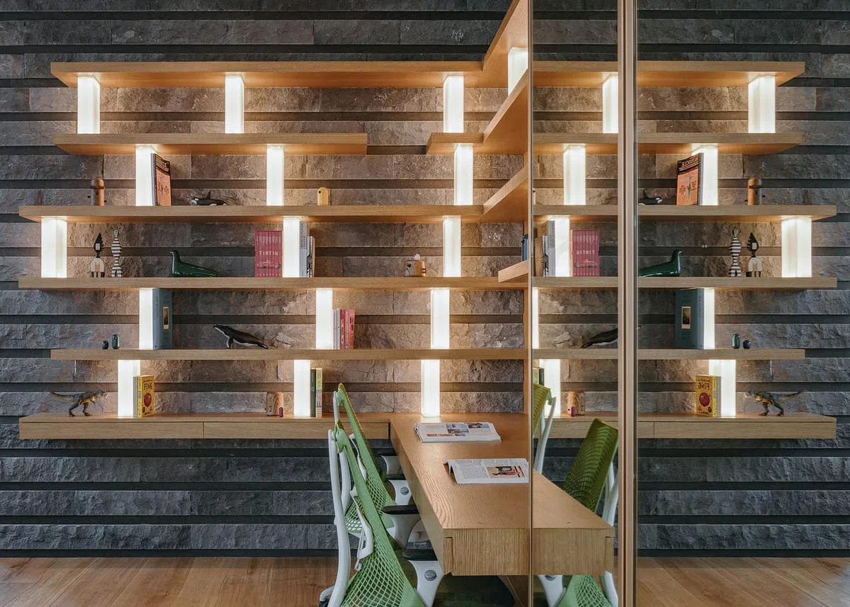 设计独特宽敞舒适的工作间。（Bryan Van Der Beek摄）