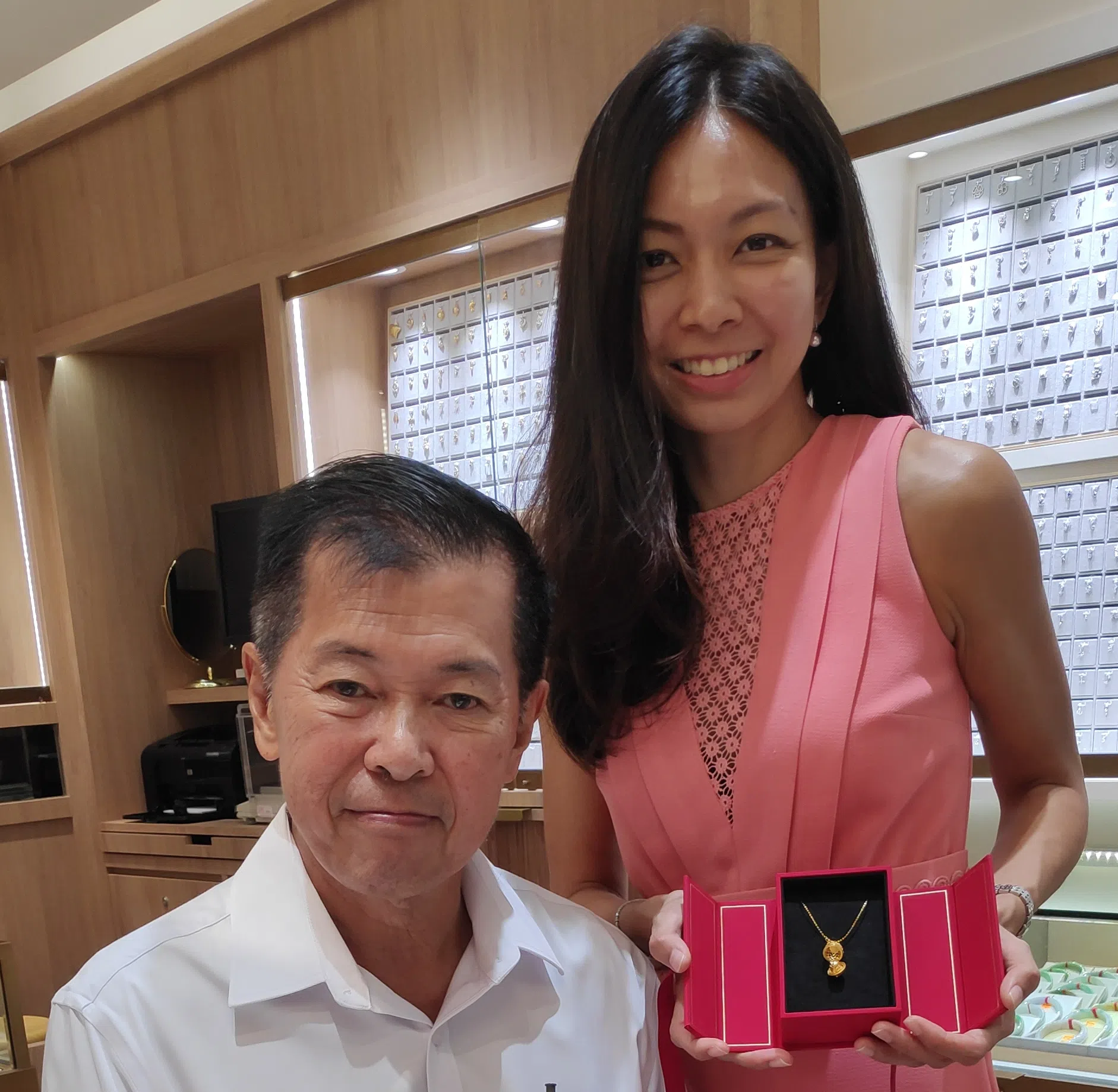 杨向明和女儿杨文思，先后投入东丰金庄的业务。（甘霖摄）