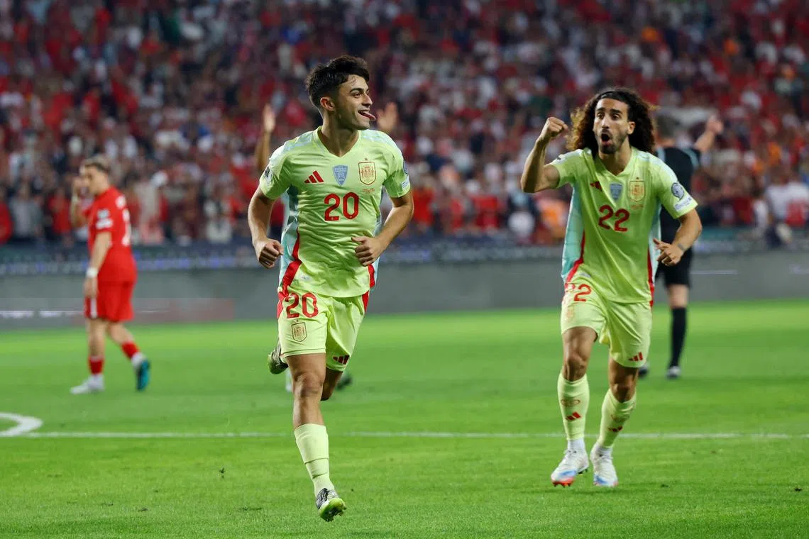 西班牙中场佩德里（20号）此役上演梅开二度，左后卫库库雷拉（22号）虽然没有进球入账，但在攻防两端都十分活跃，屡次传出威胁球。（路透社）