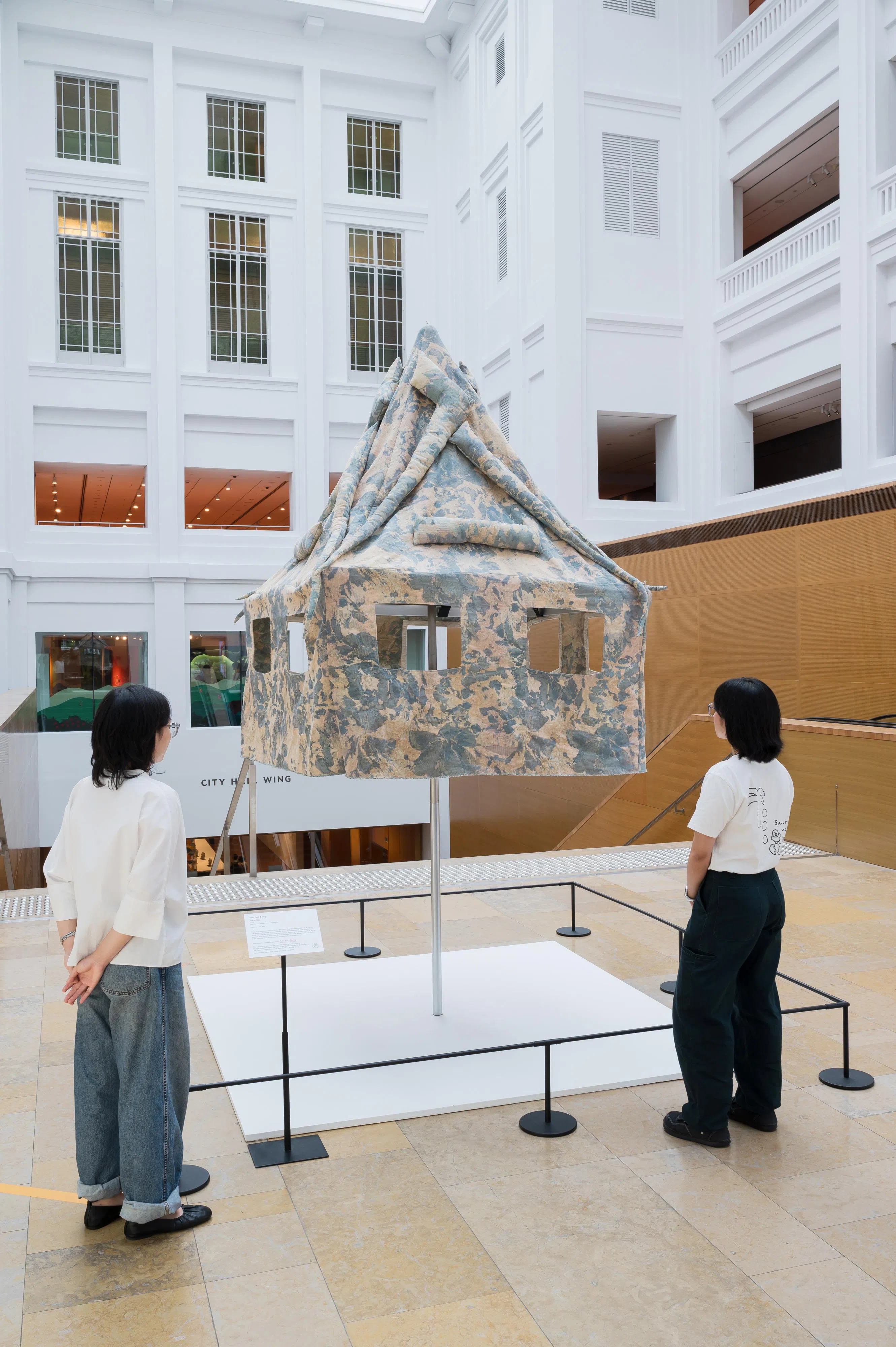 张永生的行为艺术装置，循环利用废布搭成屋形帐篷《在一起》，2003年带到东海岸公园，与公众互动。（国家美术馆提供）