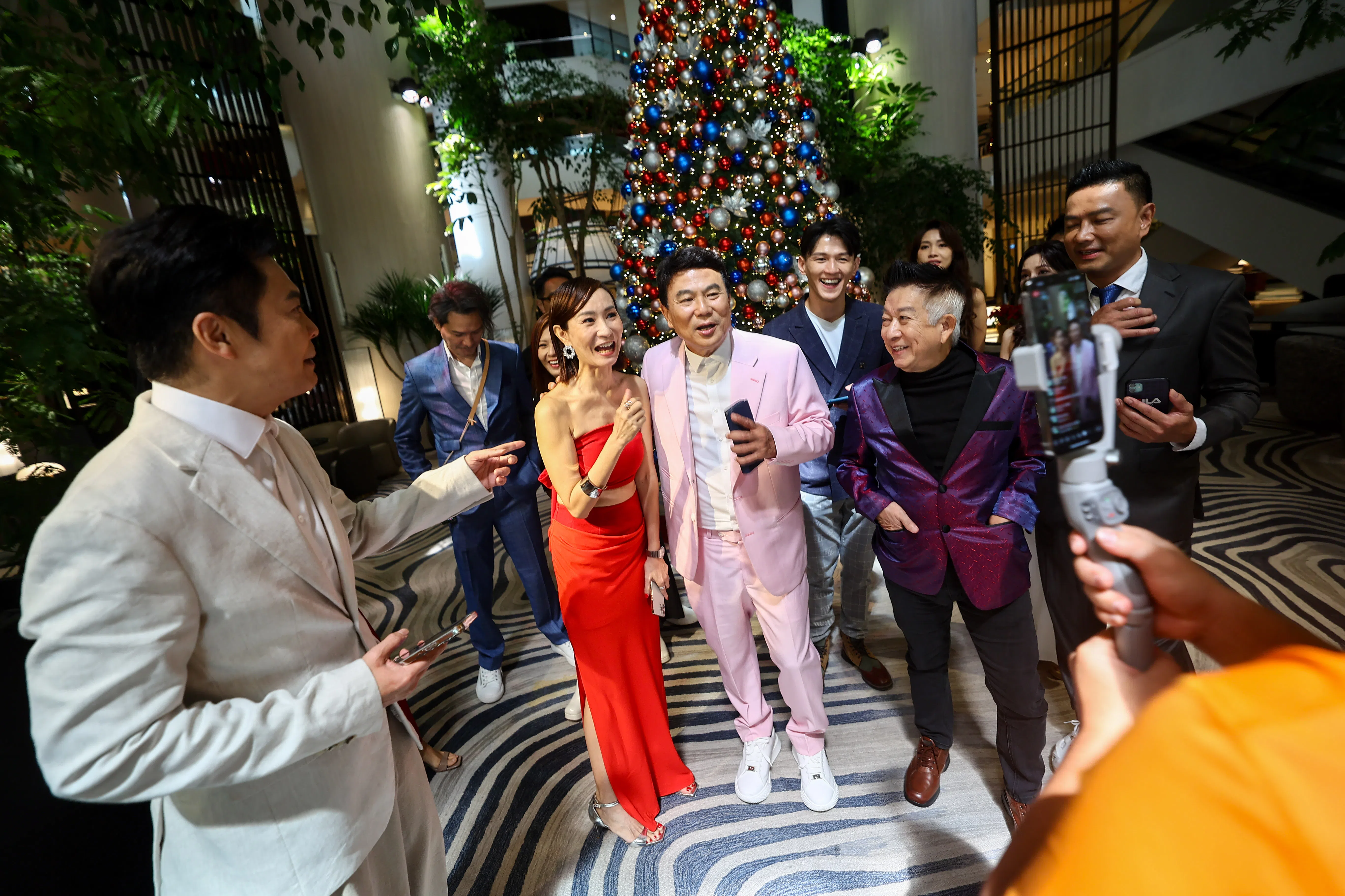 梁志强（粉红西装者）带领艺人曹国辉（左一）、洪昭容（左二）、程旭辉（右二）和秦伟（右一）等艺人，抢攻直播带货平台。（陈渊庄摄）